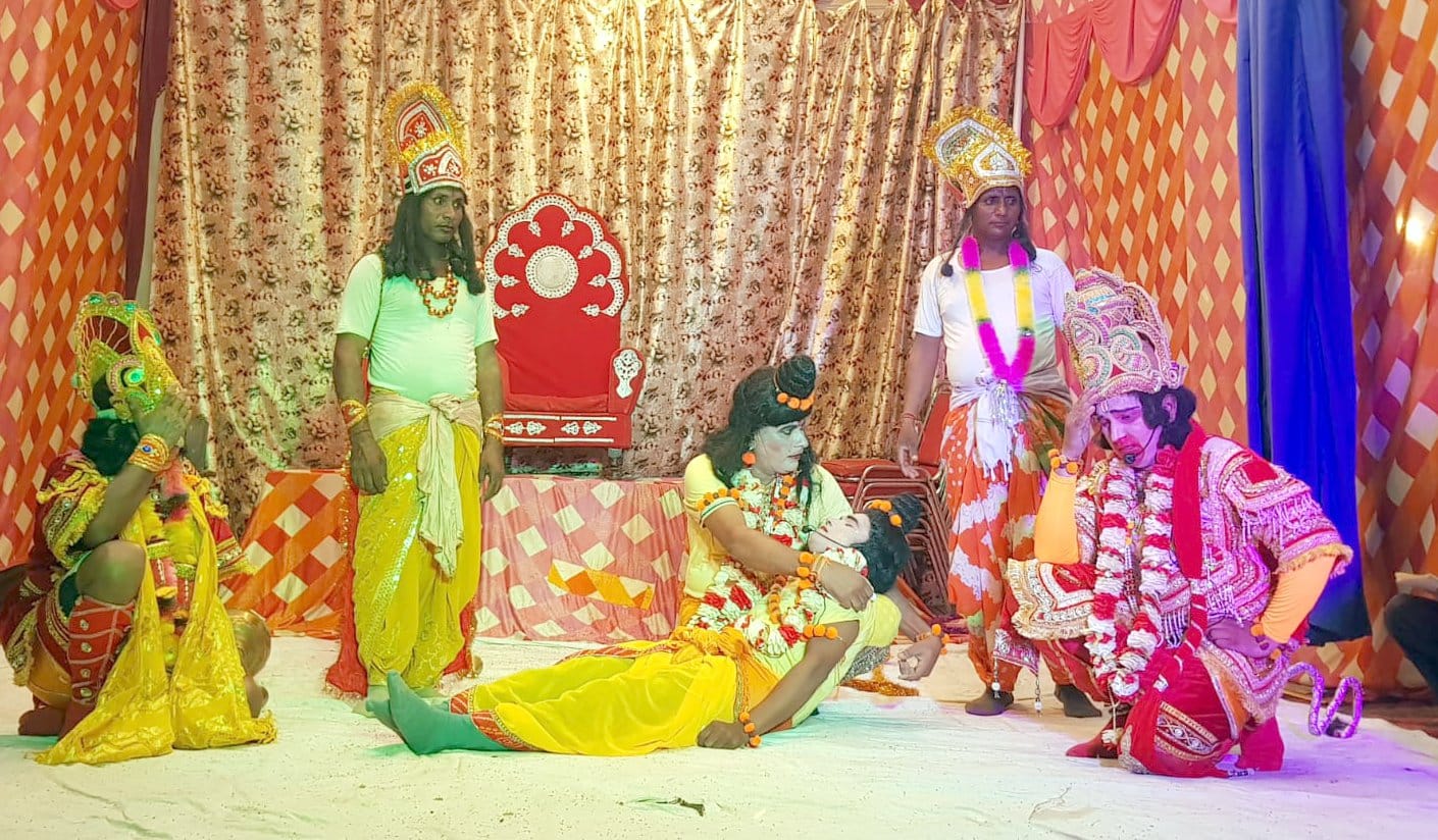 चौसाना में रामलीला में लक्ष्मण मूर्छा प्रसंग का मंचन करते कलाकार। चौसाना में रामलीला में लक्ष्मण मूर्छा प्रसंग का मंचन करते कलाकार।