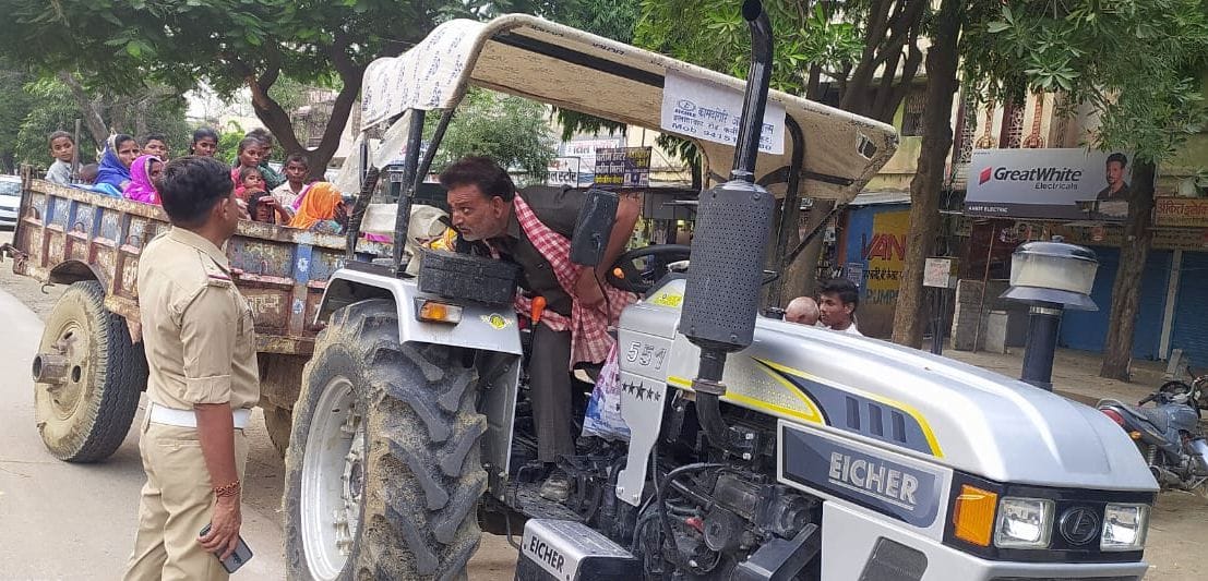 फोटो-4- शहर की सीमा क्षेत्र में यात्रियों को लेकर जा रहे ट्रैक्टर को रोक यातायात विभाग की टीम ने या? फोटो-4- शहर की सीमा क्षेत्र में यात्रियों को लेकर जा रहे ट्रैक्टर को रोक यातायात विभाग की टीम ने या?