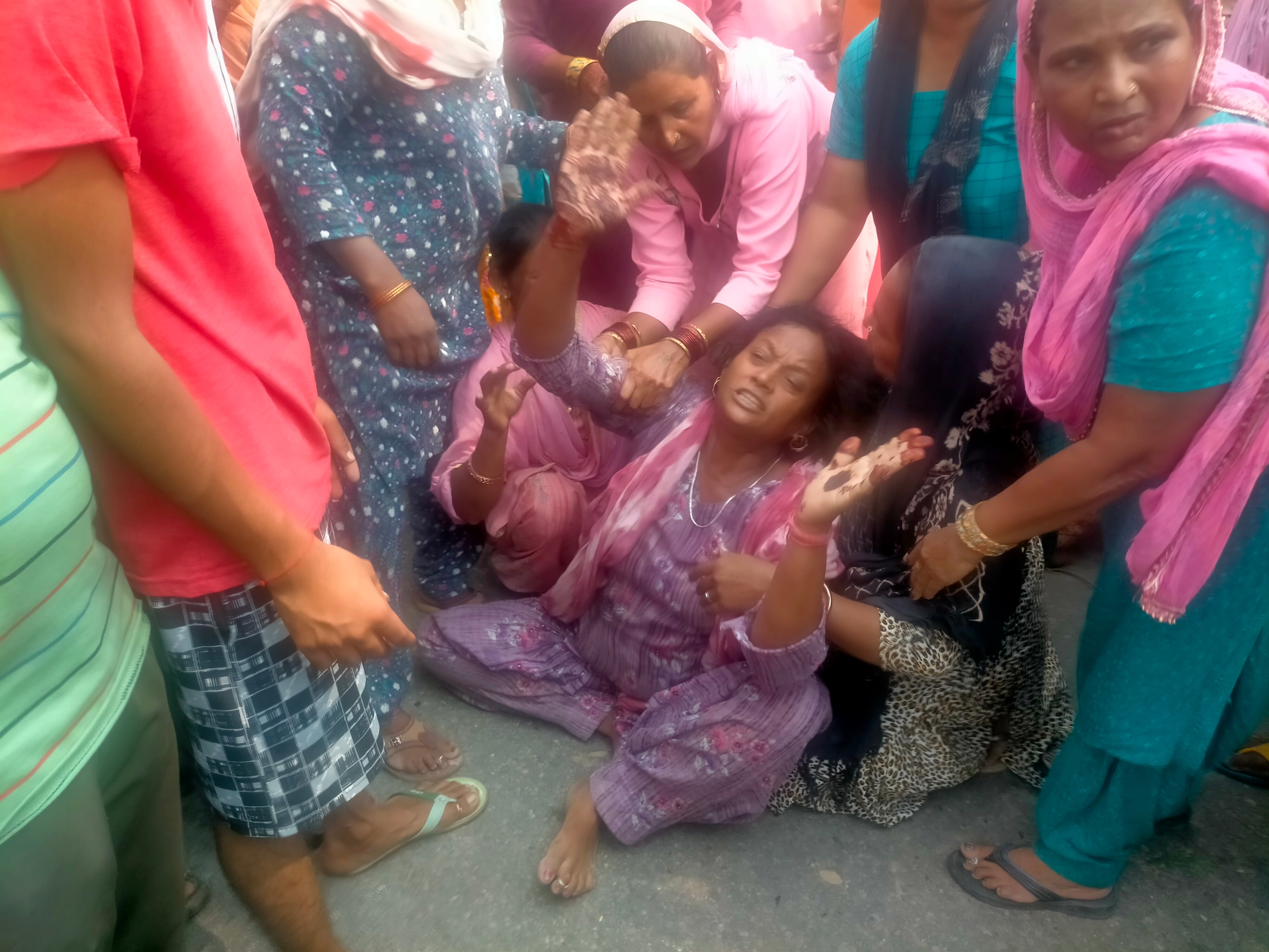 हादसे के बाद विलाप करते मृतक के परिजन।
