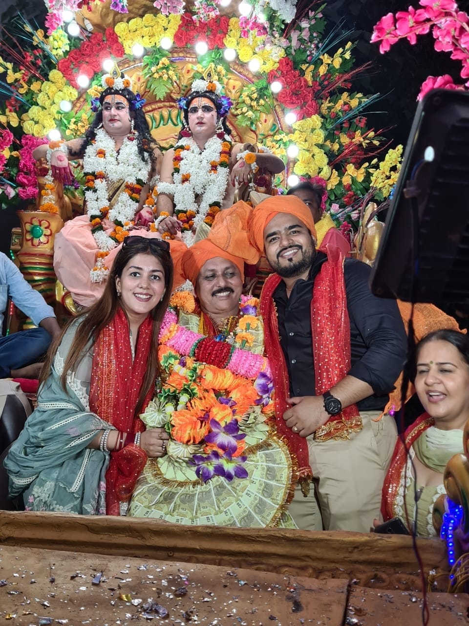 जुबली पार्क से निकली दशहरा शोभा यात्रा में रथ पर सवार रामजी व सारथी