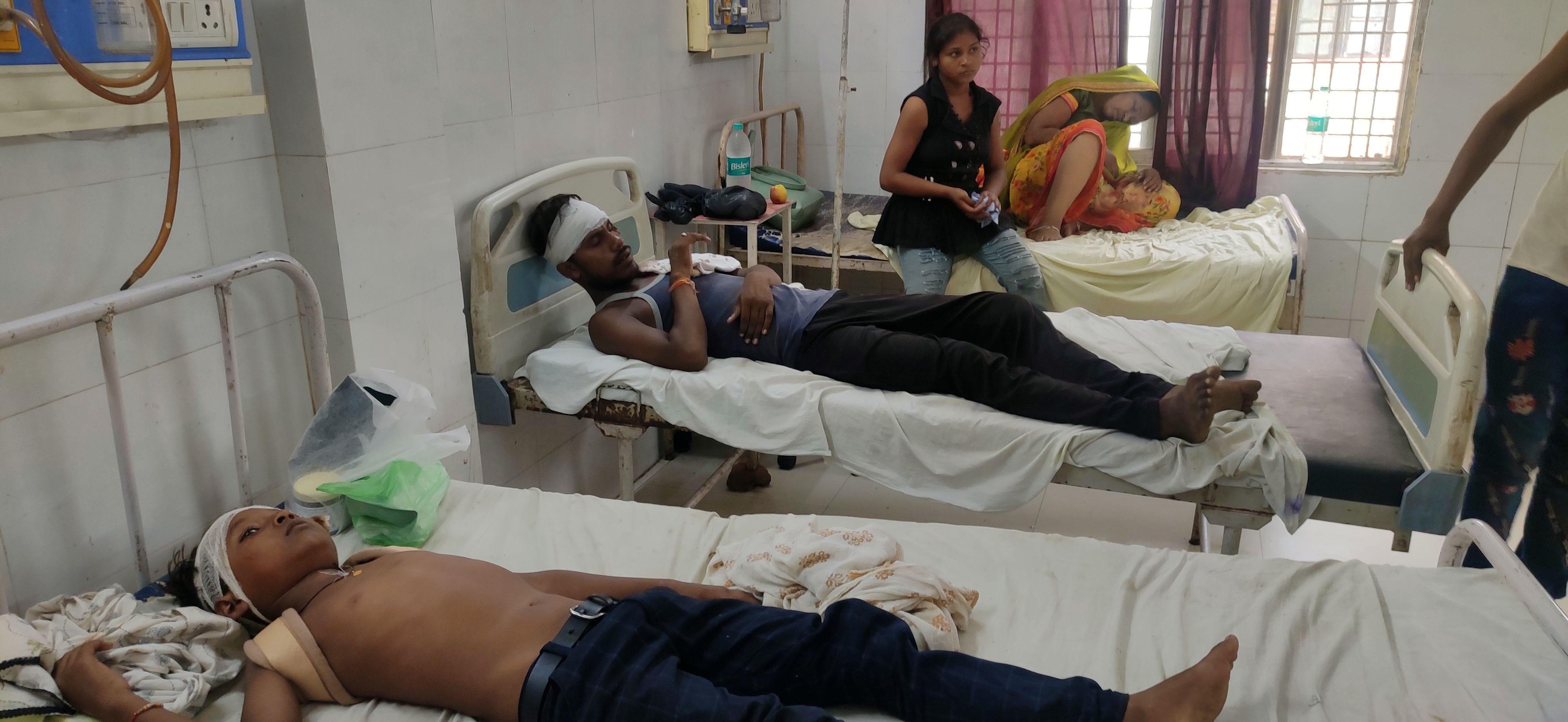जिला अस्पताल में भर्ती ट्राली पलटने से घायल श्रद्घालु। संवाद