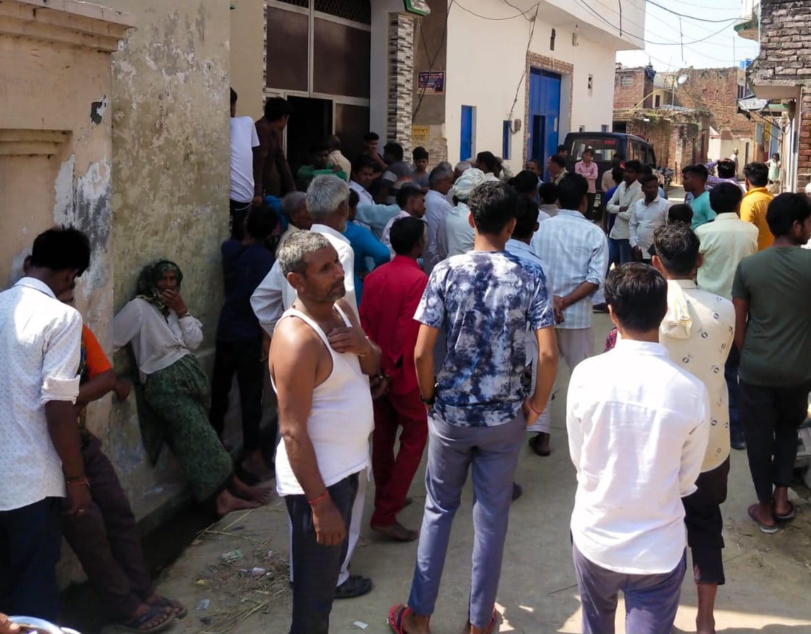 झिंझाना क्षेत्र के गांव दरगाहपुर मे सुभाष के घर बाहर लगी भीड़। झिंझाना क्षेत्र के गांव दरगाहपुर मे सुभाष के घर बाहर लगी भीड़।