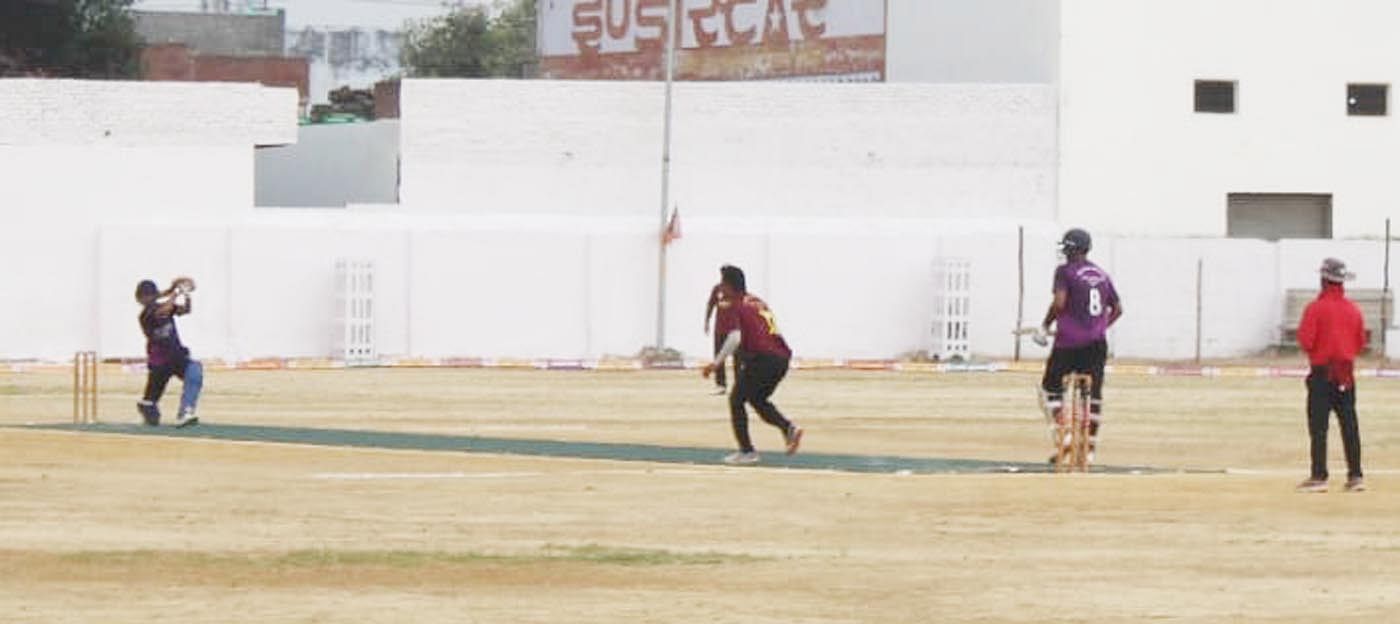 क्रिकेट टूर्नामेंट में जौहर दिखाते खिलाड़ी। संवाद