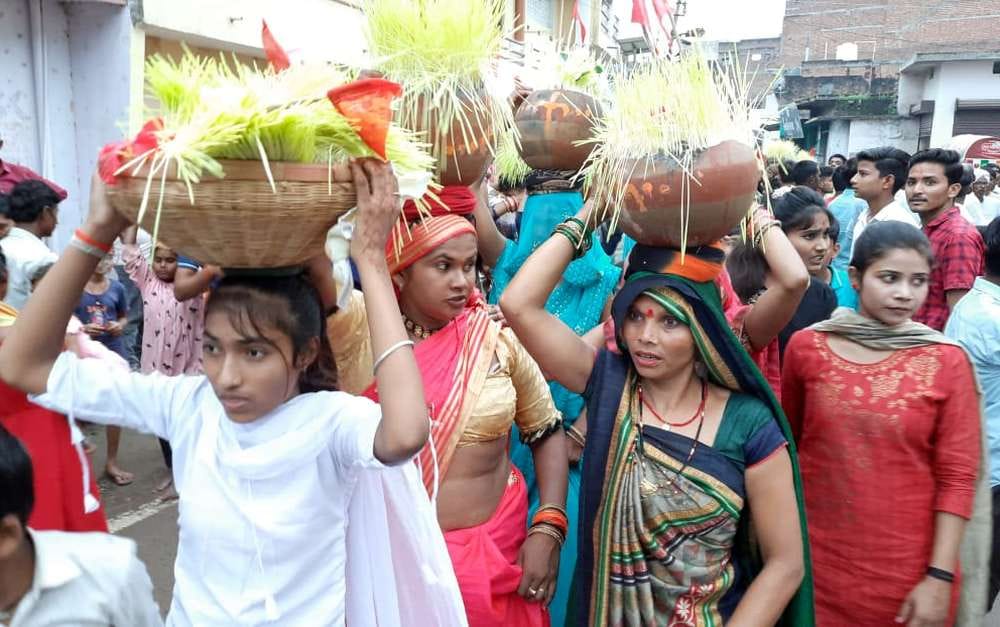 कस्बा जैतपुर में जवारा जुलूस निकालते भक्त।