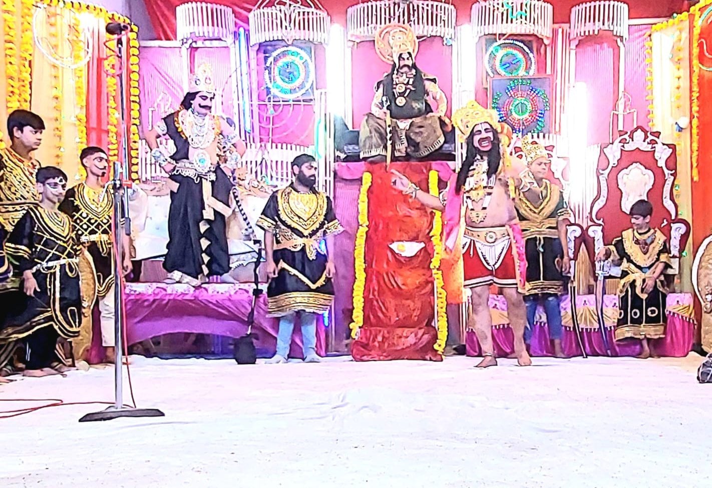 कांधला में रामलीला का मंचन करते कलाकार। कांधला में रामलीला का मंचन करते कलाकार।