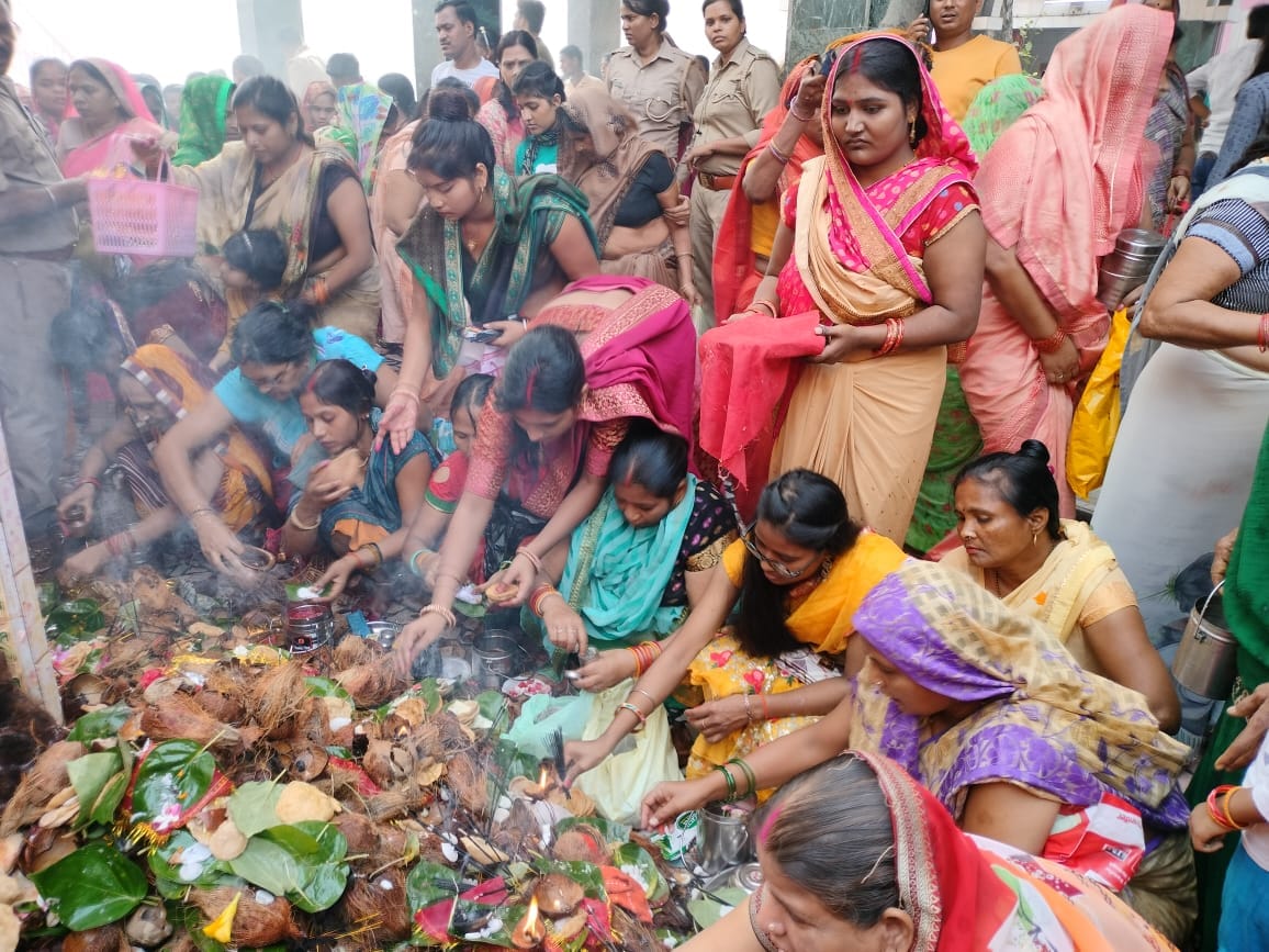 महेश्वरी देवी मंदिर में पूजा करतीं महिला श्रद्धालु।