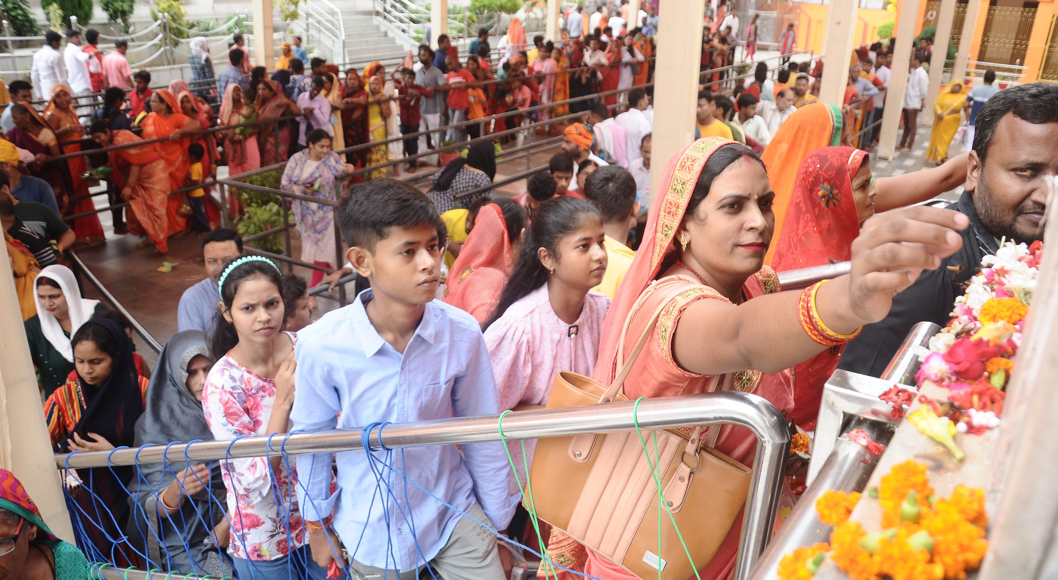 नवरात्रि नवमी पर बेल्हा देवी धाम में दर्शन को लगी श्रद्धालुओं की कतार। संवाद नवरात्रि नवमी पर बेल्हा देवी धाम में दर्शन को लगी श्रद्धालुओं की कतार। संवाद