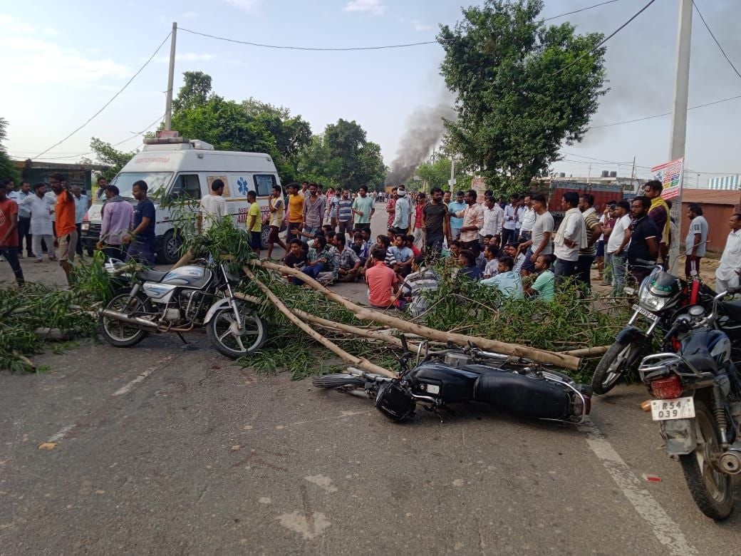 Ruckus over the death of friends, villagers jammed the trolley