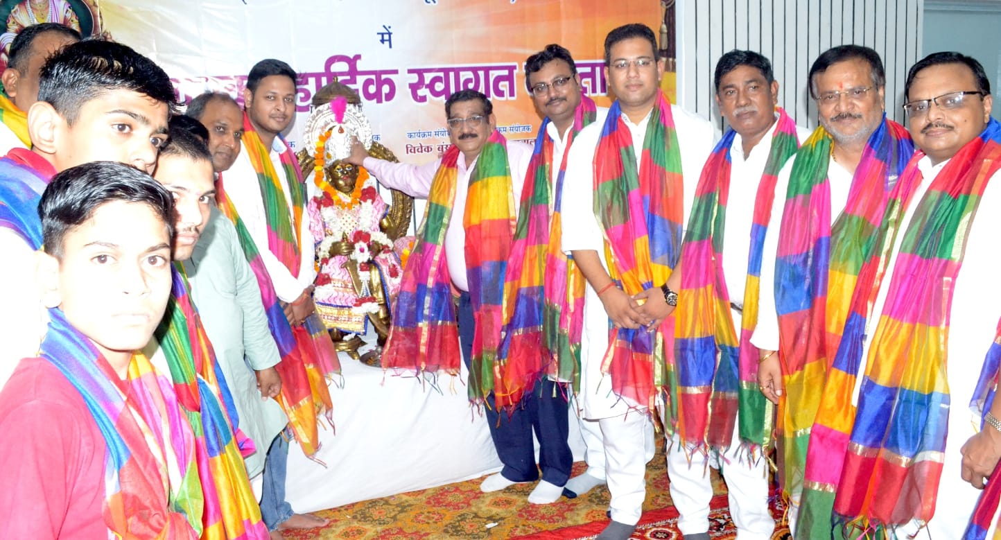 शामली अग्रसेन बरात घर में महाराजा अग्रसेन मूर्ति पर माल्यार्पण करते अग्रवाल समाज के लोग। शामली अग्रसेन बरात घर में महाराजा अग्रसेन मूर्ति पर माल्यार्पण करते अग्रवाल समाज के लोग।