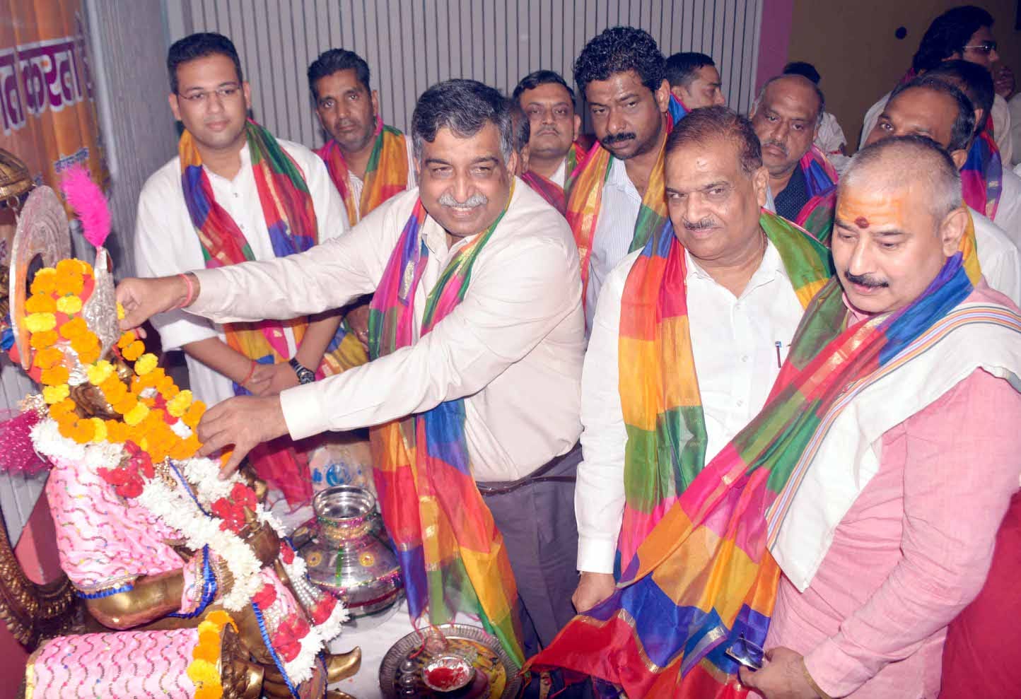शामली अग्रसेन बरात घर में महाराजा अग्रसेन मूर्ति पर माल्यार्पण करते सीडीओ शंभूनाथ तिवारी व पूर् शामली अग्रसेन बरात घर में महाराजा अग्रसेन मूर्ति पर माल्यार्पण करते सीडीओ शंभूनाथ तिवारी व पूर्