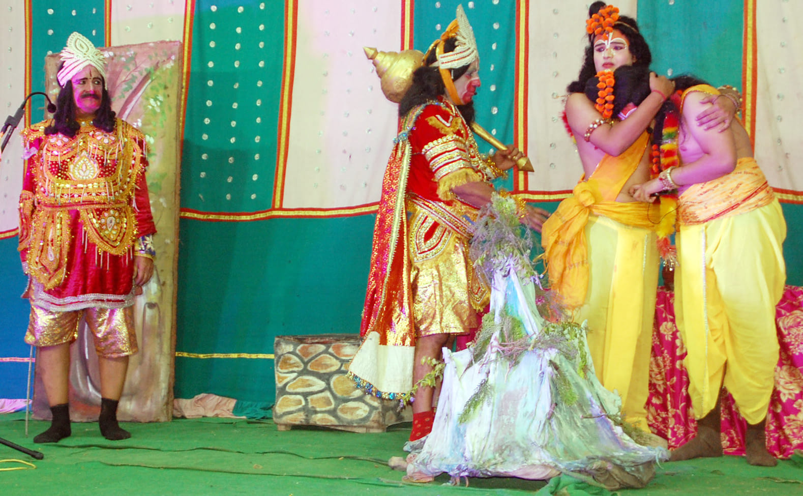 शामली हनुमान धाम पर रामलीला में लक्ष्मण की मूर्छा टूटने प्रसंग का मंचन करते कलाकार। शामली हनुमान धाम पर रामलीला में लक्ष्मण की मूर्छा टूटने प्रसंग का मंचन करते कलाकार।