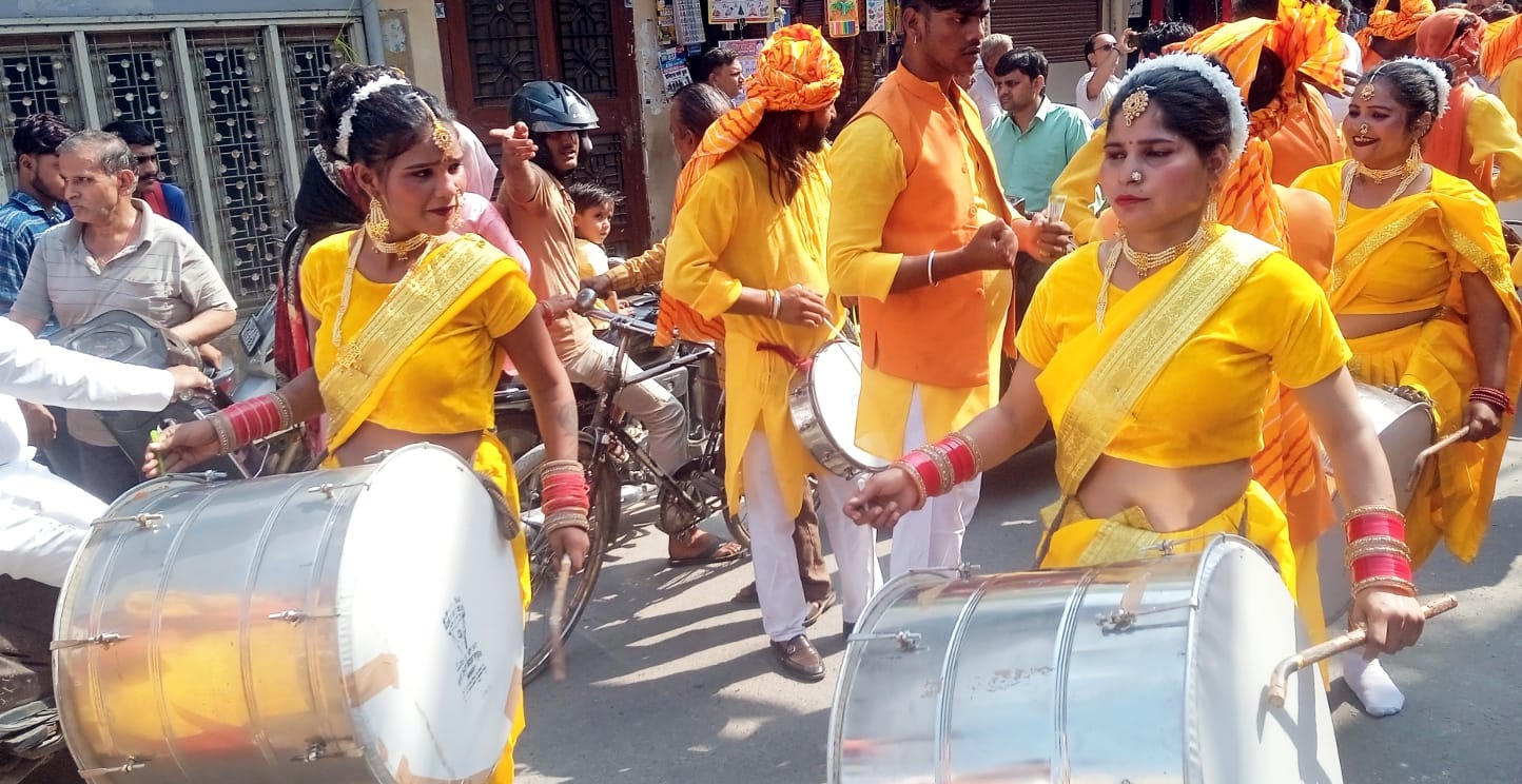 शामली में महाराजा अग्रसेन शोभा यात्रा में ढोल बजाती महिलाएं। शामली में महाराजा अग्रसेन शोभा यात्रा में ढोल बजाती महिलाएं।