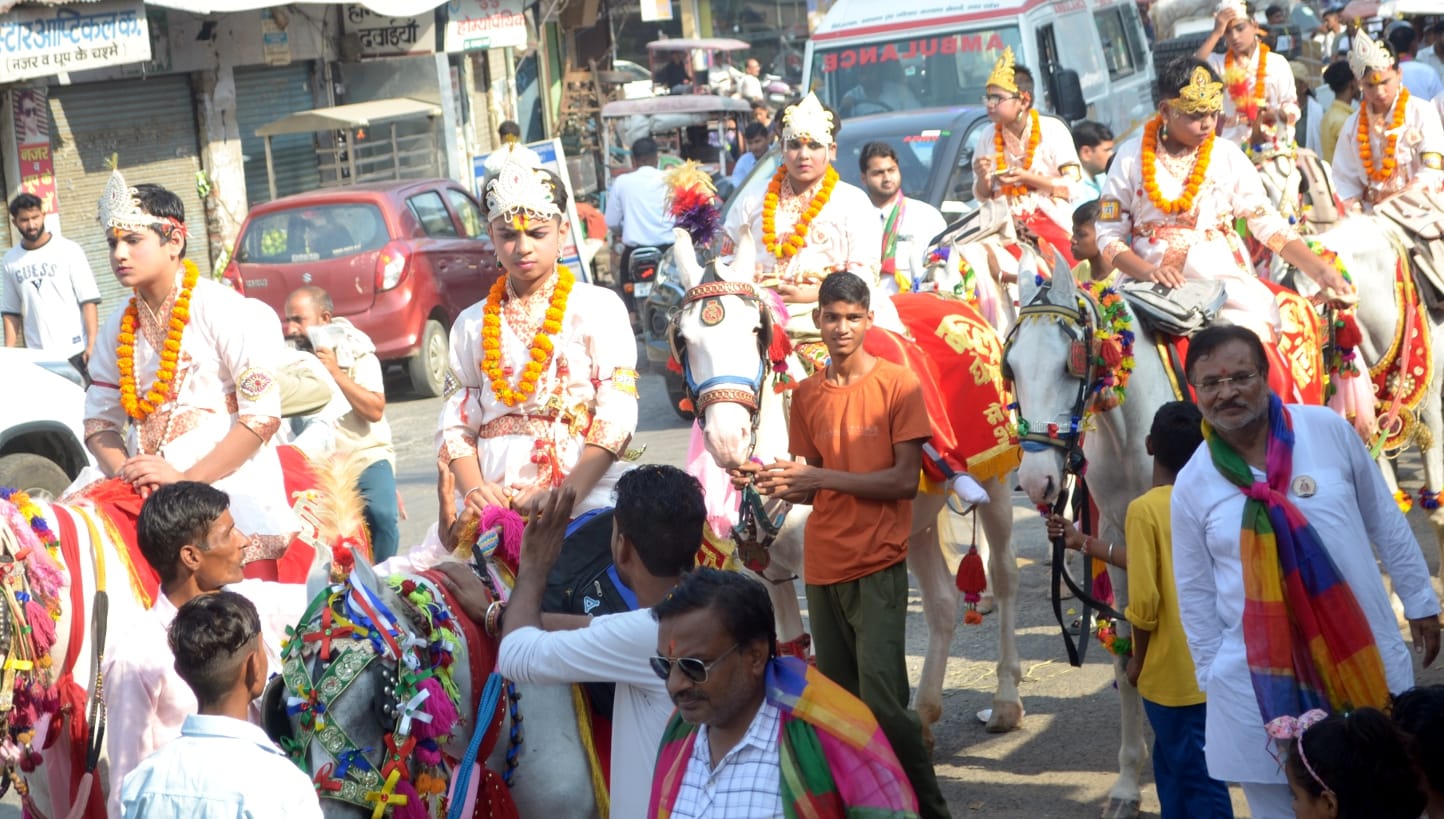 शामली में महाराजा अग्रसेन शोभा यात्रा में घोड़ों पर सवार अलग-अलग गोत्र के बच्चे। शामली में महाराजा अग्रसेन शोभा यात्रा में घोड़ों पर सवार अलग-अलग गोत्र के बच्चे।