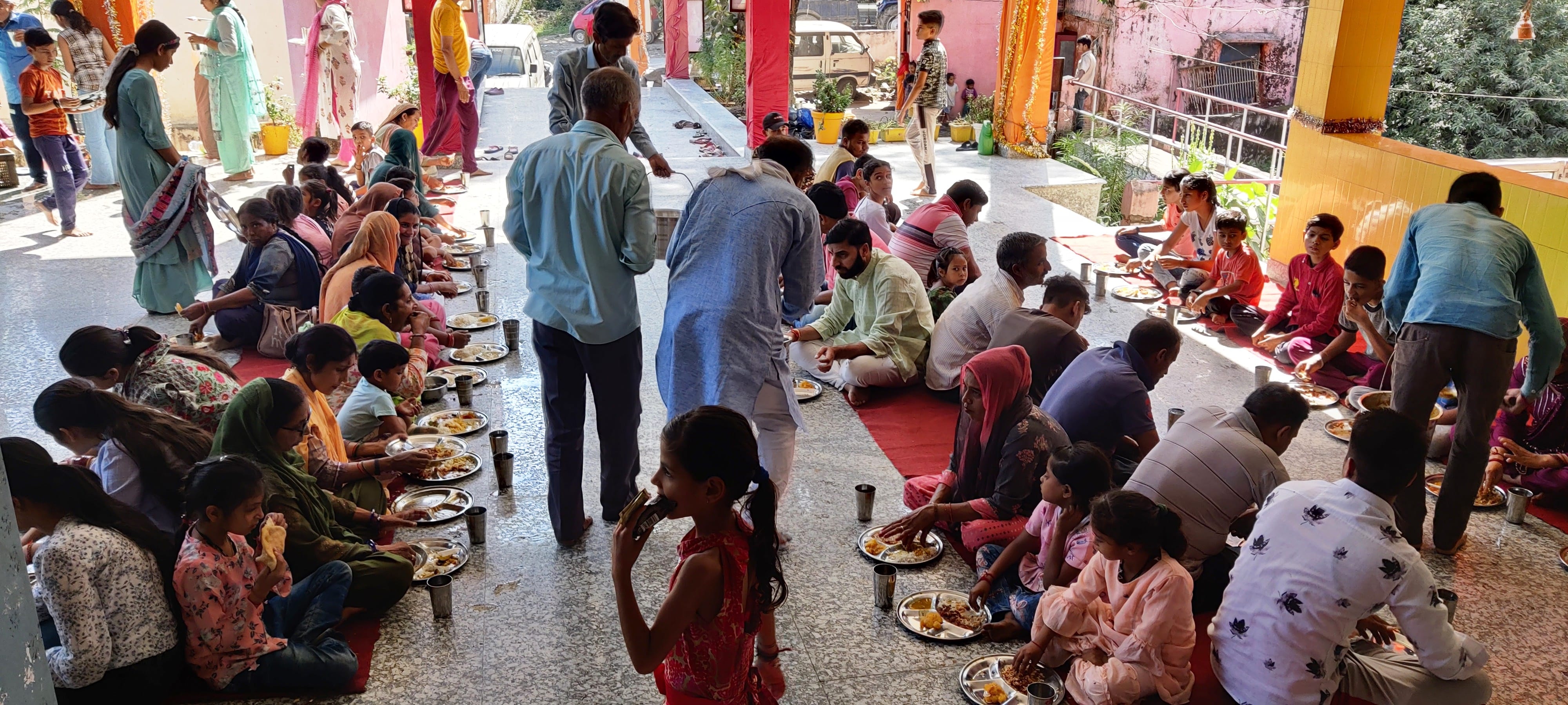 उधमपुर: बगलामुखी माता मंदिर में भंडारे का प्रसाद ग्रहण करते हुए श्रद्धालु.