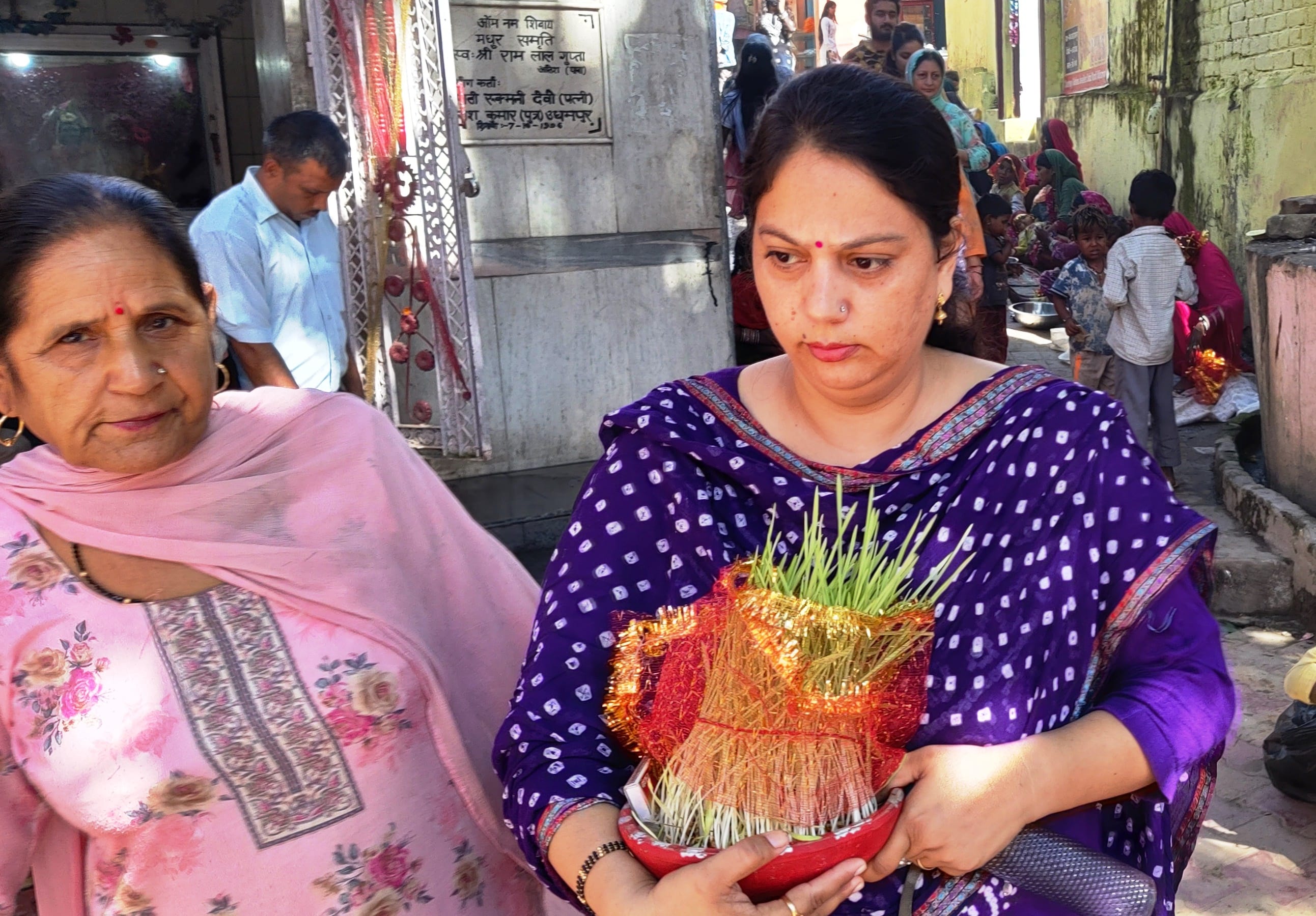 उधमपुर: देविका तट पर साख को विसर्जित करने जाती महिलाएं.
