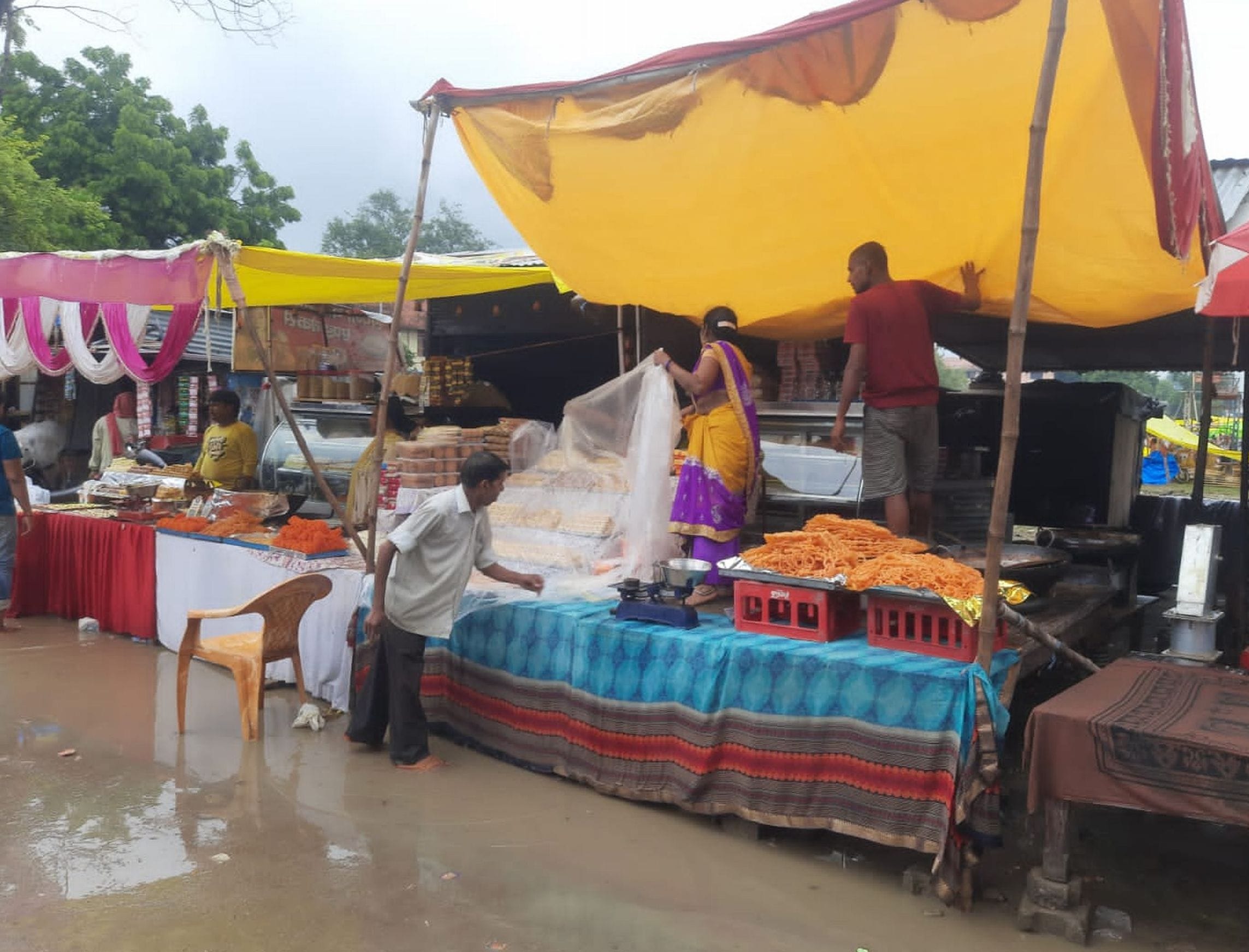 15 : अमेठी : बारिश के दौरान सजी दुकान को पॉलीथिन से ढककर बचाने का प्रयास करता दुकानदार। -संवाद 15 : अमेठी : बारिश के दौरान सजी दुकान को पॉलीथिन से ढककर बचाने का प्रयास करता दुकानदार। -संवाद