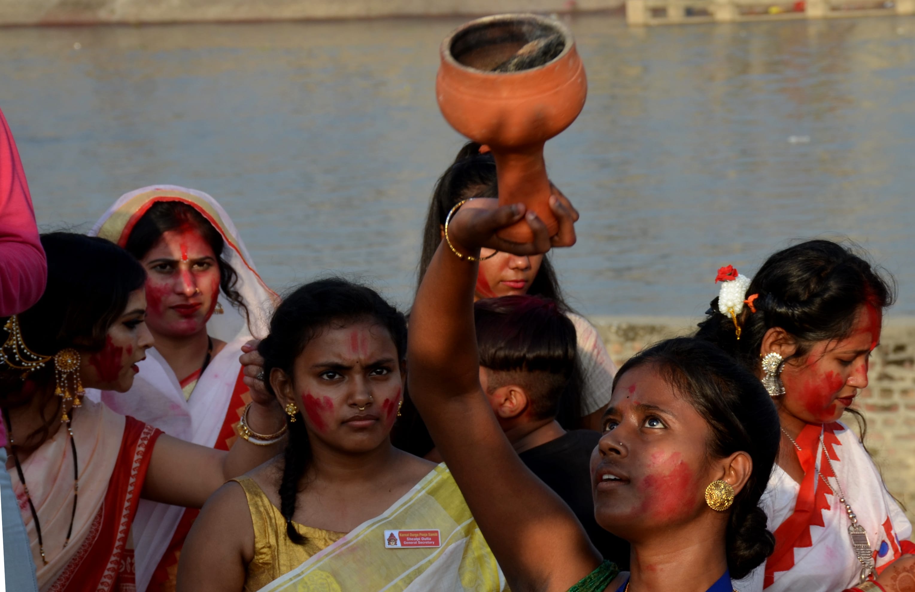 57: पश्चिमी यमुना नहर में माँ दुर्गा की प्रतिमा का विसर्जन करने पहुंचे बंगाली कालोनी दुर्गा पंडाल ? 57: पश्चिमी यमुना नहर में माँ दुर्गा की प्रतिमा का विसर्जन करने पहुंचे बंगाली कालोनी दुर्गा पंडाल ?