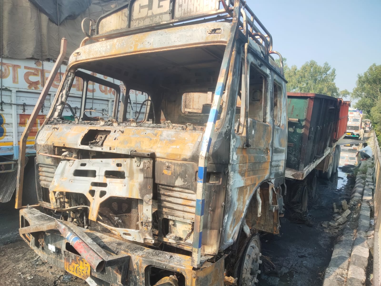 आग लगने से कबाड़ में तब्दील हुआ ट्रक आग लगने से कबाड़ में तब्दील हुआ ट्रक
