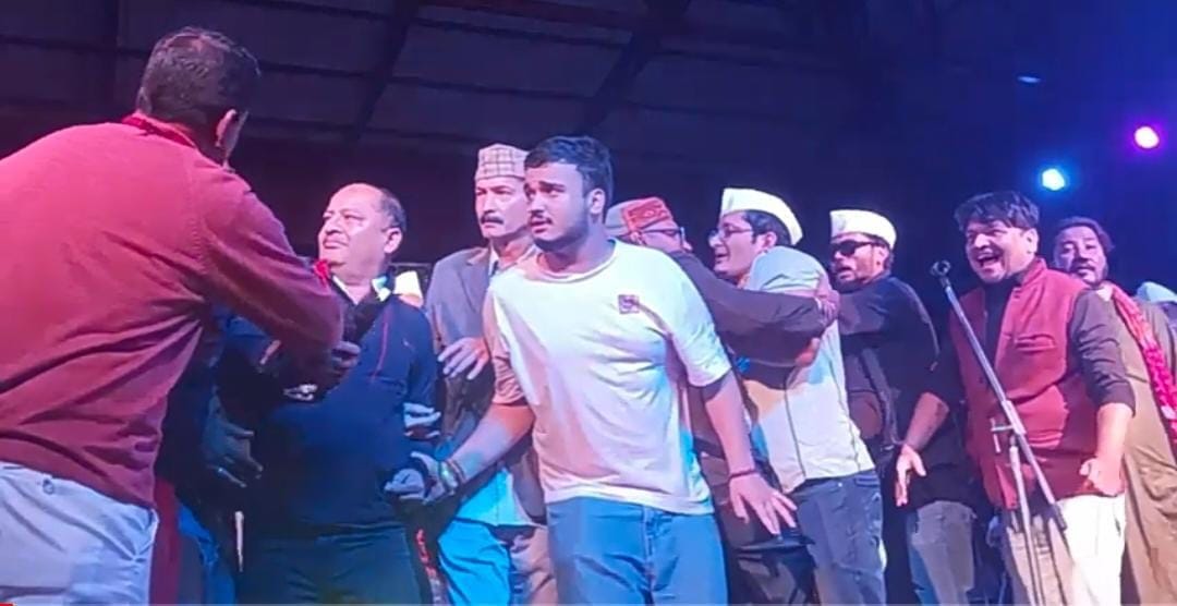 अल्मोड़ा के स्टेडियम में पुतला दहन के दौरान दशहरा महोत्सव के मंच में भिड़ते लोग। संवाद अल्मोड़ा के स्टेडियम में पुतला दहन के दौरान दशहरा महोत्सव के मंच में भिड़ते लोग। संवाद
