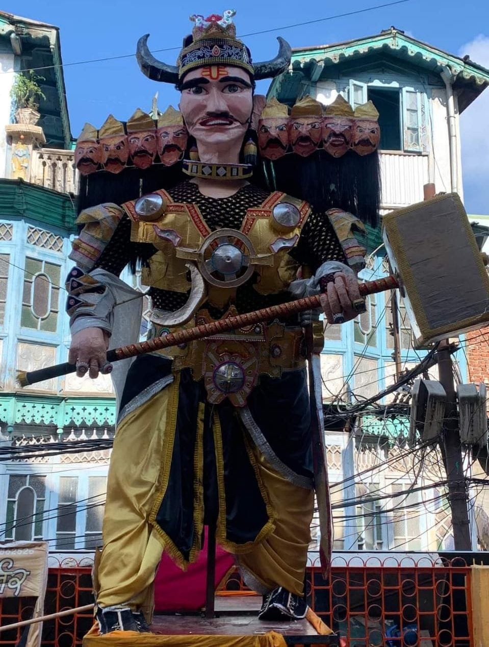 अल्मोड़ा में लाला बाजार समिति की ओर से तैयार रावण का पुतला। संवाद अल्मोड़ा में लाला बाजार समिति की ओर से तैयार रावण का पुतला। संवाद
