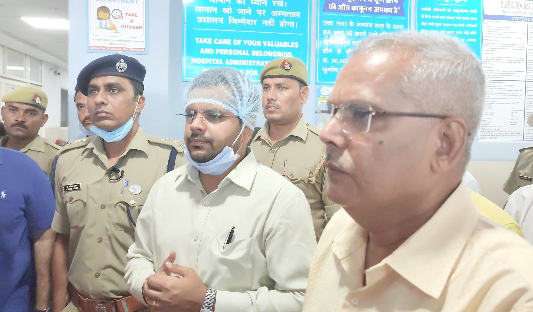 भदोही के औराई सूर्या ट्रामा सेंटर में भर्ती मरीजो के इलाज की व्यवस्था देखने पहुंचे कमिश्नर योगे?