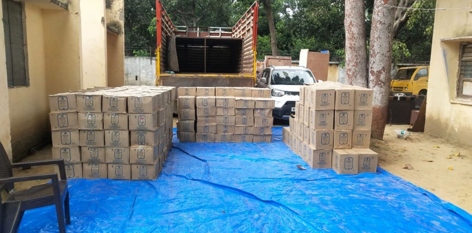 बिसौली कोतवाली में रखी शराब की पेटियां और उसके पीछे खड़ा मिनी ट्रक व कार। संवाद बिसौली कोतवाली में रखी शराब की पेटियां और उसके पीछे खड़ा मिनी ट्रक व कार। संवाद