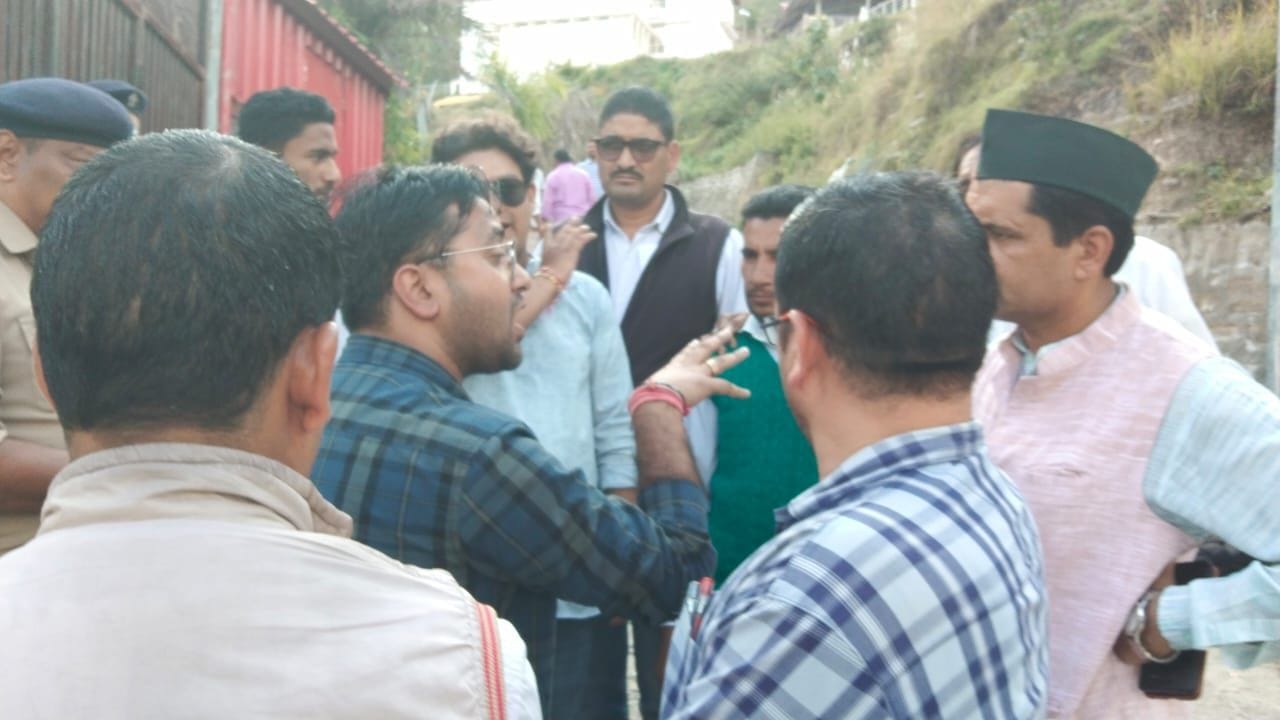 डांडा कांडा में प्रशासनिक अधिकारियों के साथ वार्ता करते आंदोलनकारी। संवाद डांडा कांडा में प्रशासनिक अधिकारियों के साथ वार्ता करते आंदोलनकारी। संवाद