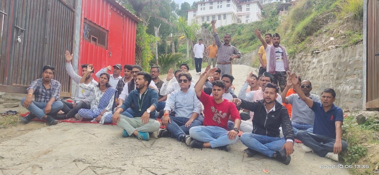 डांडाकांडा में स्कूल भवन के सामने धरना देते विभिन्न संगठनों के लोग। संवाद डांडाकांडा में स्कूल भवन के सामने धरना देते विभिन्न संगठनों के लोग। संवाद