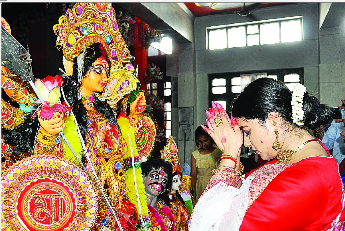 Devotees applied vermilion to Maa Durga, sought vows Devotees applied vermilion to Maa Durga, sought vows