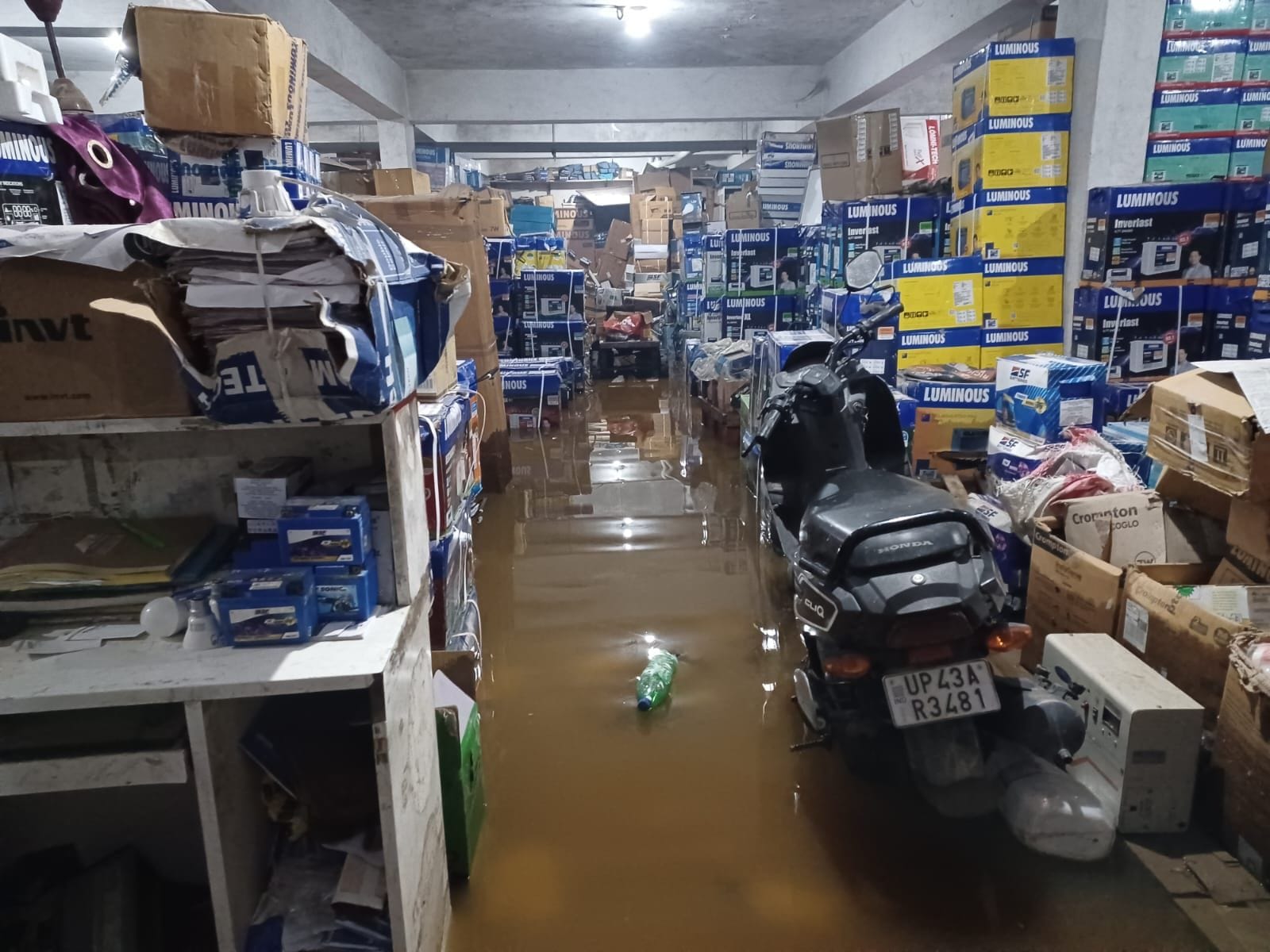 फोटो-14-गोंडा के इमिलिया गुरुदयाल में इलेक्ट्रॉनिक्स की दुकान में भरा पानी। -संवाद फोटो-14-गोंडा के इमिलिया गुरुदयाल में इलेक्ट्रॉनिक्स की दुकान में भरा पानी। -संवाद