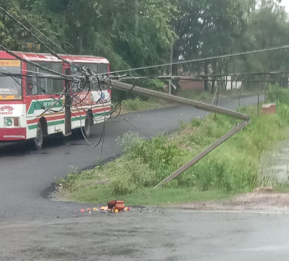 फोटो-19 गोंडा में खरगूपुर के भगवानदीन पुरवा के पास गिरा विद्युत पोल। -संवाद फोटो-19 गोंडा में खरगूपुर के भगवानदीन पुरवा के पास गिरा विद्युत पोल। -संवाद