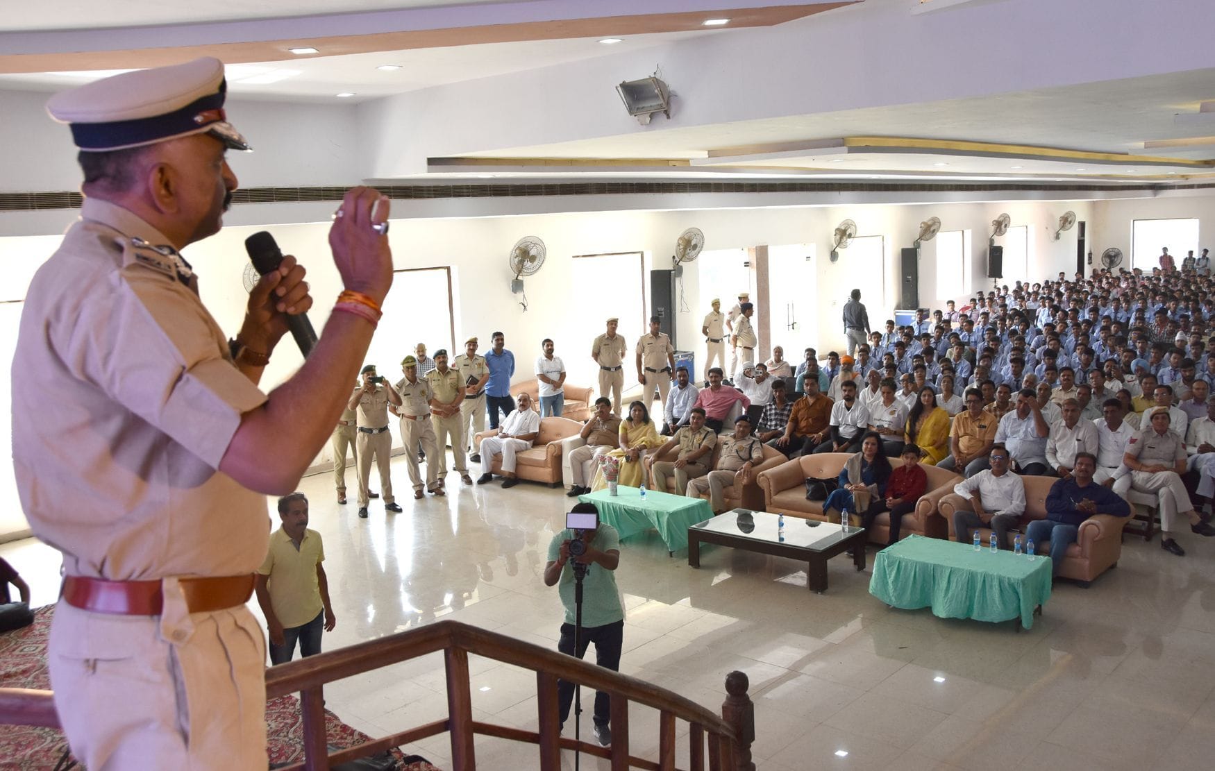 फतेहाबाद में जागरूकता कार्यक्रम को संबोधित करते एडीजीपी श्रीकांत जाधव। फतेहाबाद में जागरूकता कार्यक्रम को संबोधित करते एडीजीपी श्रीकांत जाधव।