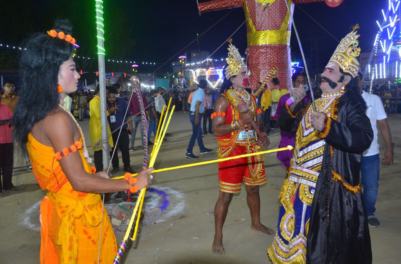 गांधी ग्राउंड में पुतला दहन से पहले हुआ राम रावण का युद्ध। संवाद गांधी ग्राउंड में पुतला दहन से पहले हुआ राम रावण का युद्ध। संवाद