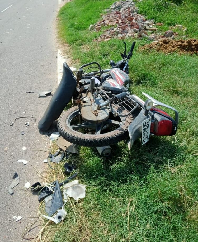 कार की टक्कर लगने के बाद क्षतिग्रस्त हुई बाइक। कार की टक्कर लगने के बाद क्षतिग्रस्त हुई बाइक।