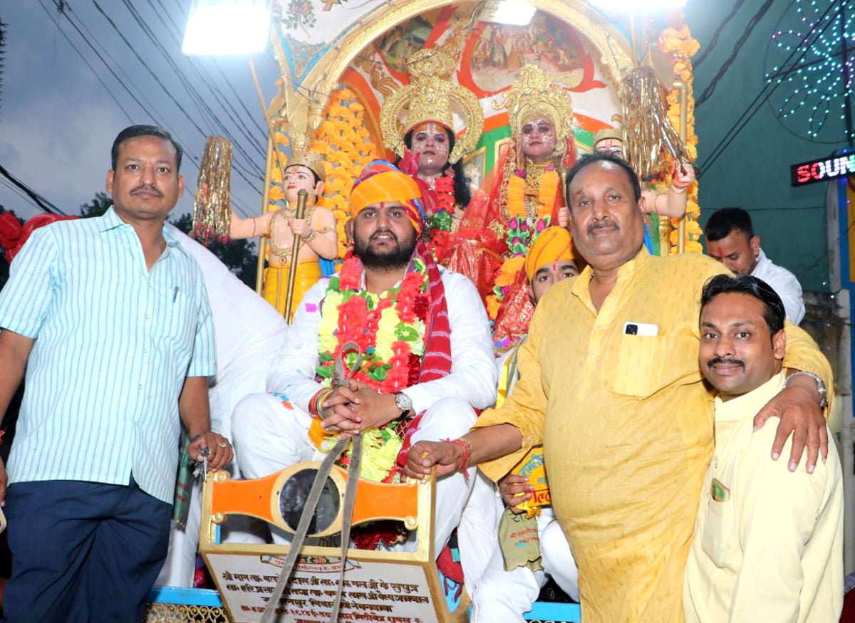 प्राचीन रामलीला भवन से निकली रामजी की सवारी रथ पर मौजूद अतिथिगण प्राचीन रामलीला भवन से निकली रामजी की सवारी रथ पर मौजूद अतिथिगण