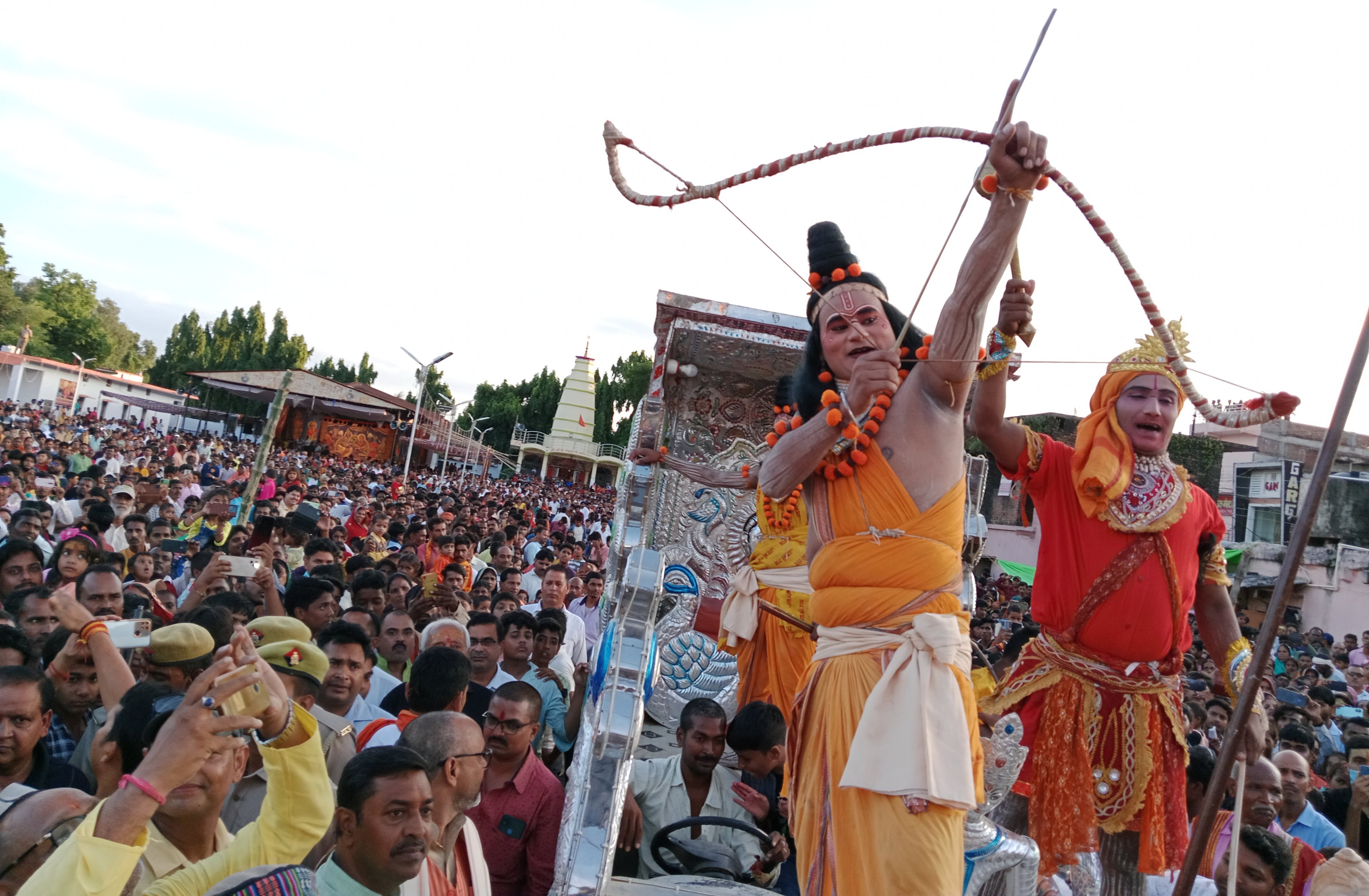 राबर्ट्सगंज रामलीला में रावण के ऊपर अग्निबाण छोड़ते प्रभुश्रीराम। संवाद