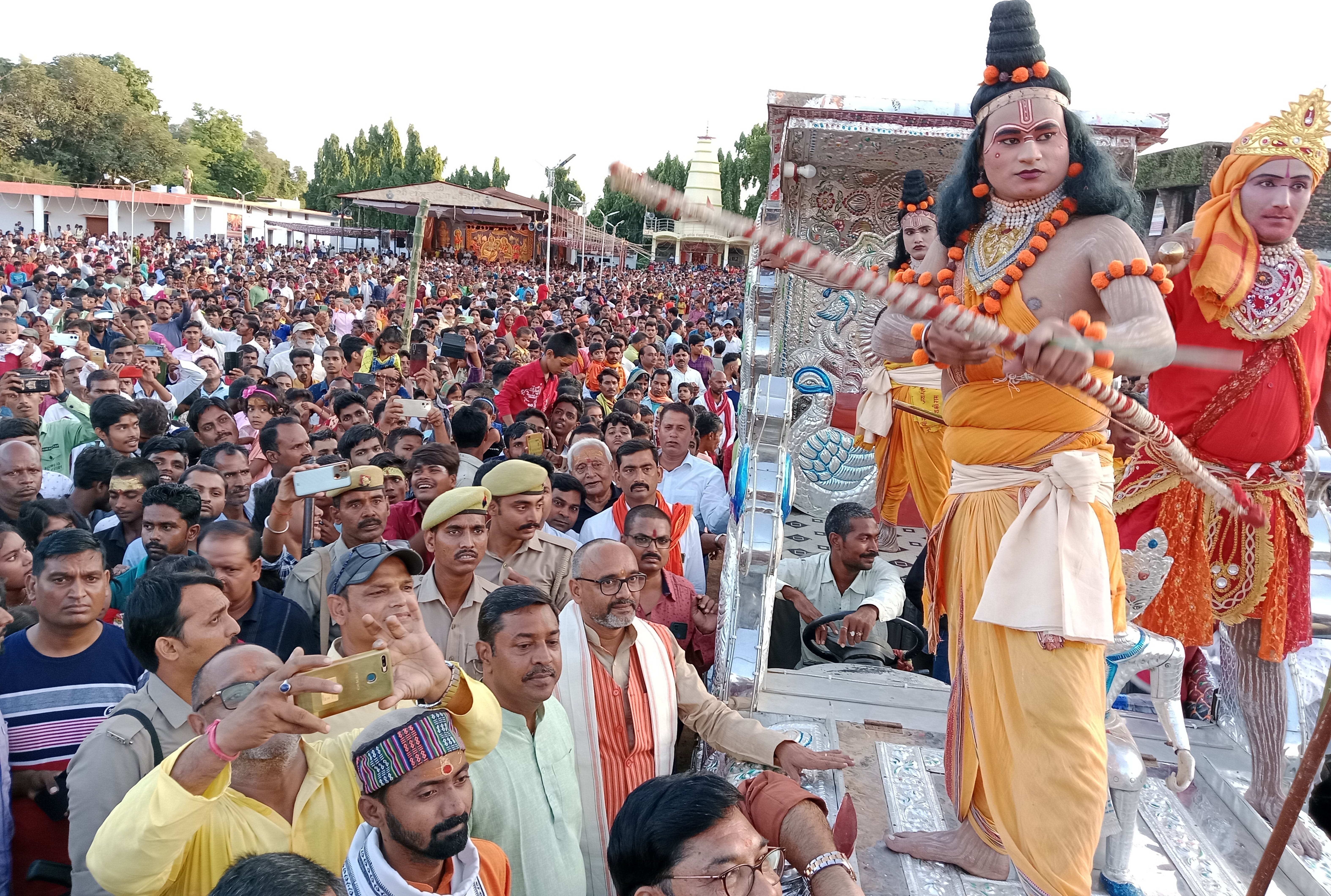 राबर्ट्सगंज रामलीला में रावण के ऊपर अग्निबाण छोड़ते प्रभुश्रीराम। संवाद