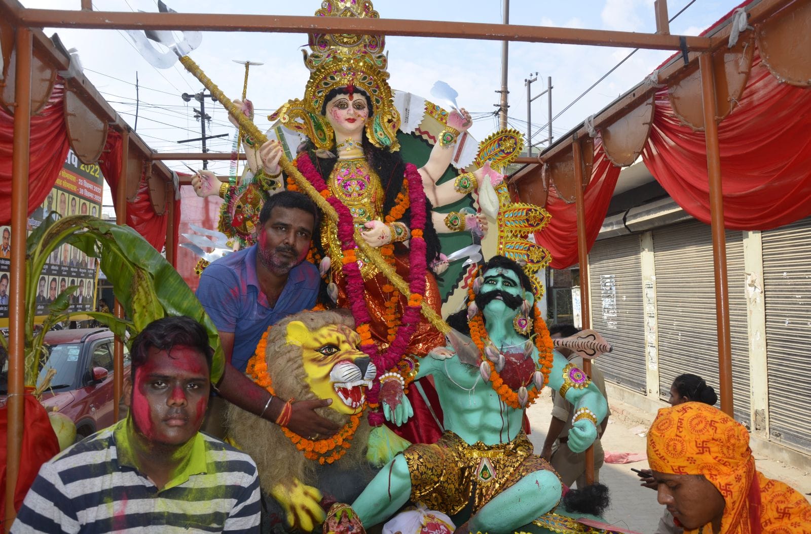 शहर में माता रानी की मूर्ति विसर्जन यात्रा निकाली गई। संवाद शहर में माता रानी की मूर्ति विसर्जन यात्रा निकाली गई। संवाद