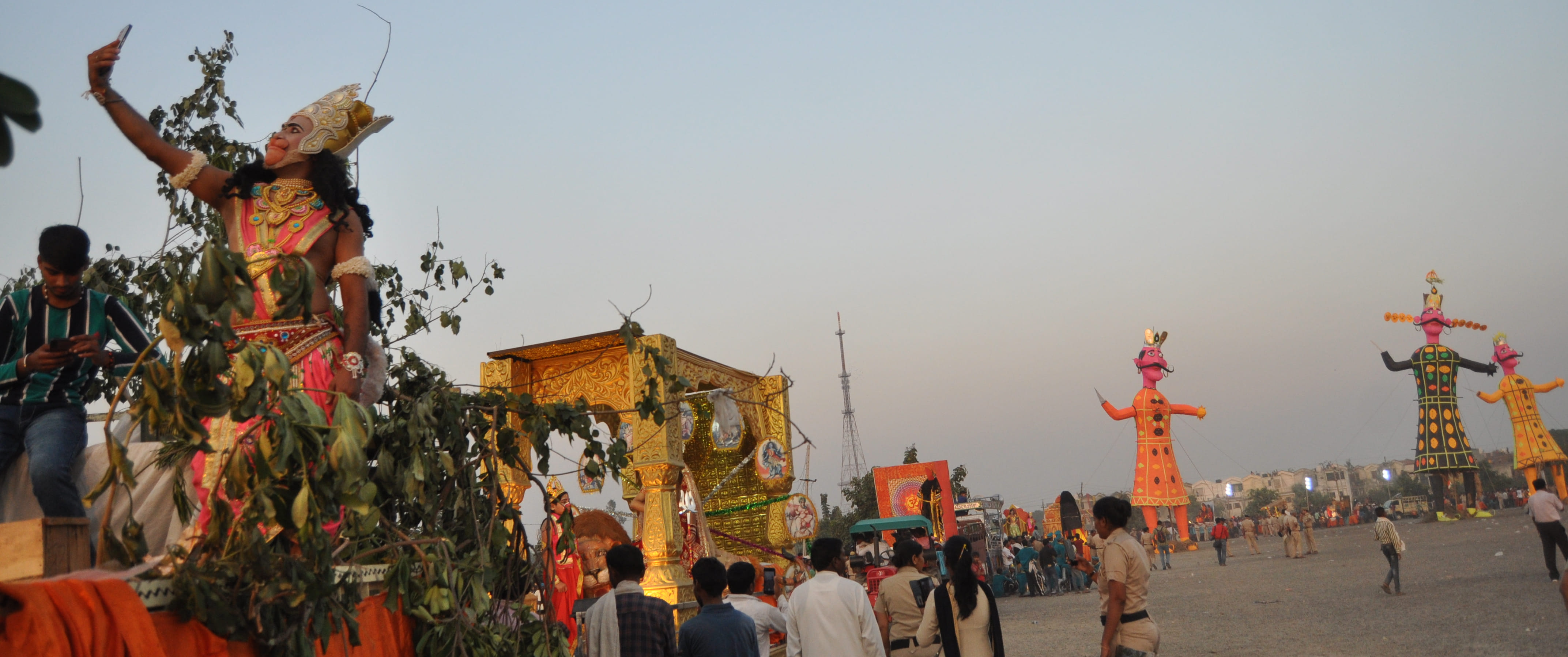 श्रीराम लीला सभा की ओर से दशहरा पर आयोजित रावण दहन कार्यक्रम में रावण के पुतलों के साथ दूर से सेल् श्रीराम लीला सभा की ओर से दशहरा पर आयोजित रावण दहन कार्यक्रम में रावण के पुतलों के साथ दूर से सेल्