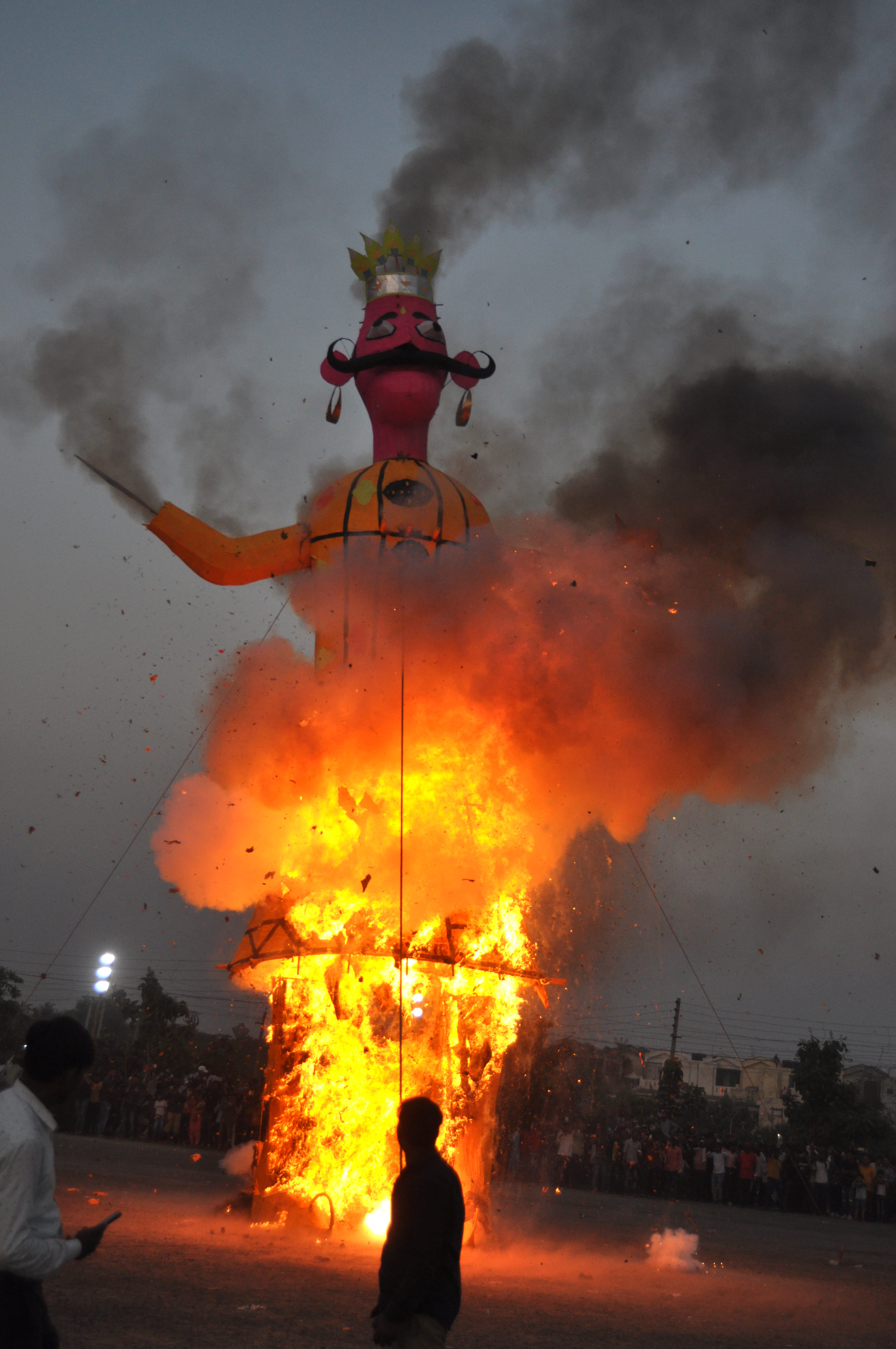 श्रीराम लीला सभा की ओर से दशहरा पर आयोजित रावण दहन कार्यक्रम में धू धू कर जलता कुंभकर्ण का पुतला। श्रीराम लीला सभा की ओर से दशहरा पर आयोजित रावण दहन कार्यक्रम में धू धू कर जलता कुंभकर्ण का पुतला।