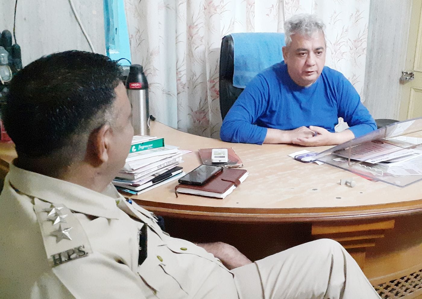 टोहाना में अस्पताल संचालक से बातचीत करते डीएसपी शाकिर हुसैन। टोहाना में अस्पताल संचालक से बातचीत करते डीएसपी शाकिर हुसैन।