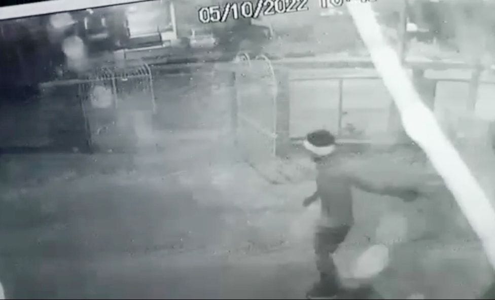 टोहाना में फायरिंग करते हुए आरोपी की कैमरे में कैद फुटेज। टोहाना में फायरिंग करते हुए आरोपी की कैमरे में कैद फुटेज।
