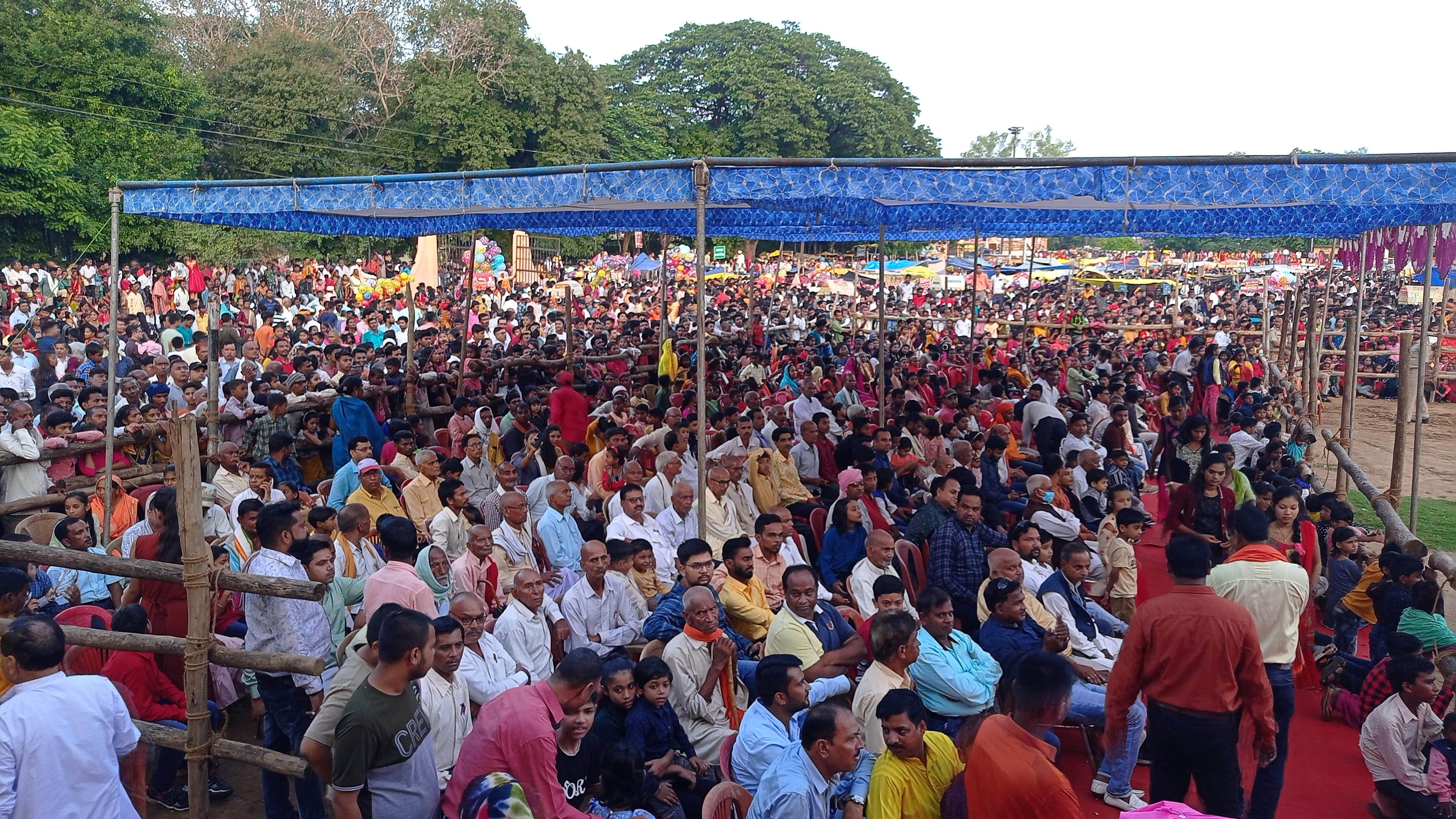दुद्धी में दशहरा पर रावण वध की लीला और पुतला दहन देखने को उमड़ी भीड़।