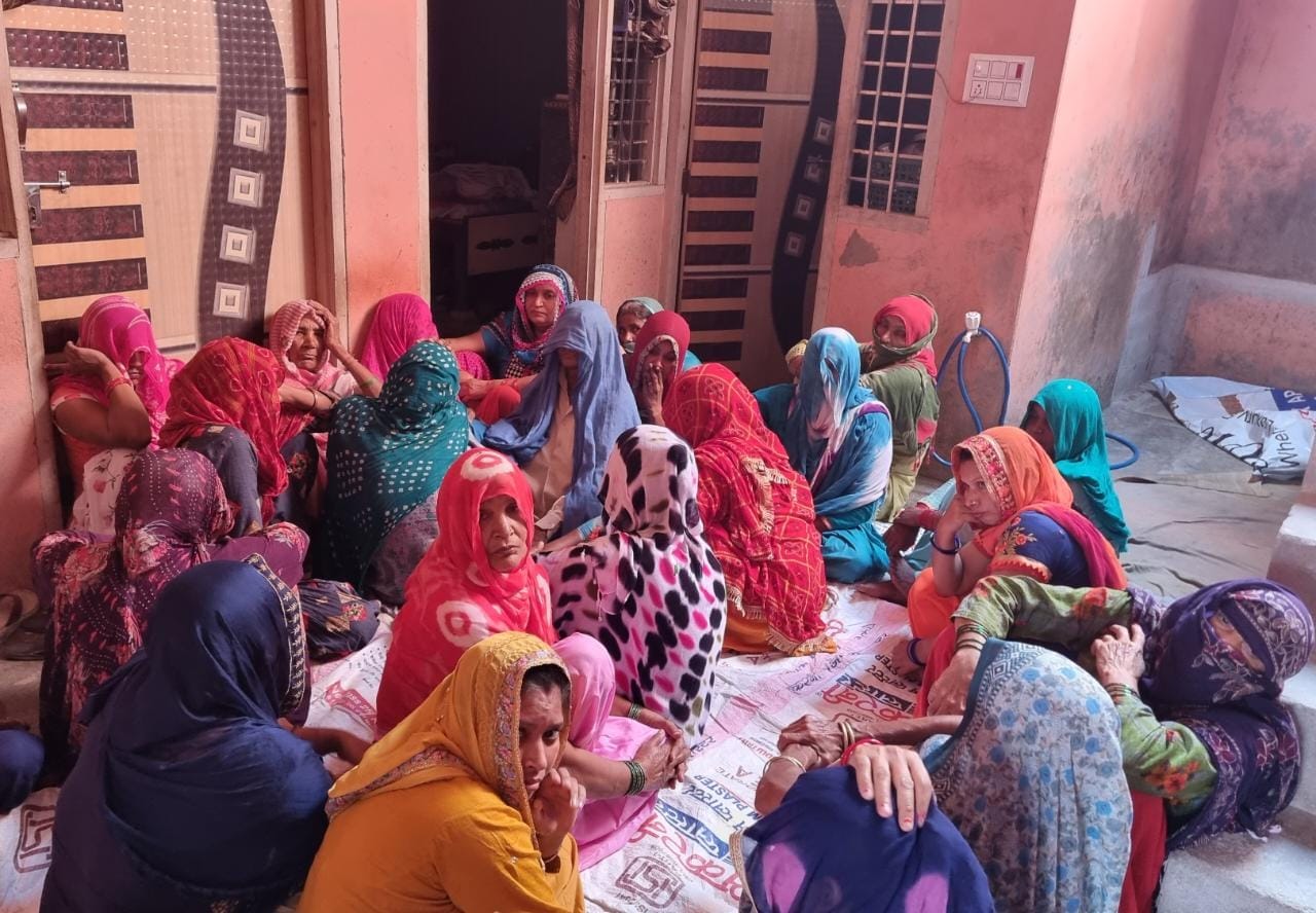 देवीचंद सैनी उर्फ कल्लू के घर पर विलाप करती महिलाएं देवीचंद सैनी उर्फ कल्लू के घर पर विलाप करती महिलाएं