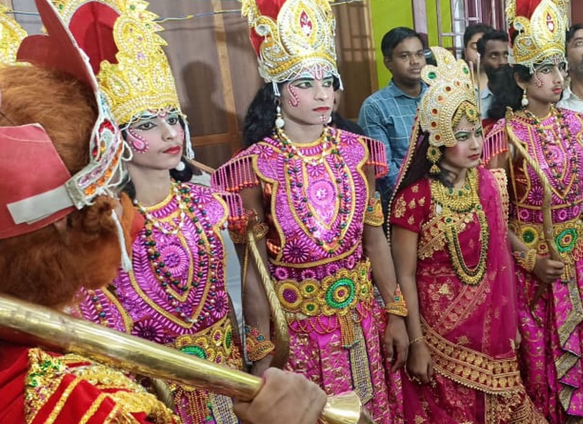 04 : अमेठी : भरत मिलाप कार्यक्रम में प्रस्तुति देने के लिए तैयार कलाकार। -संवाद