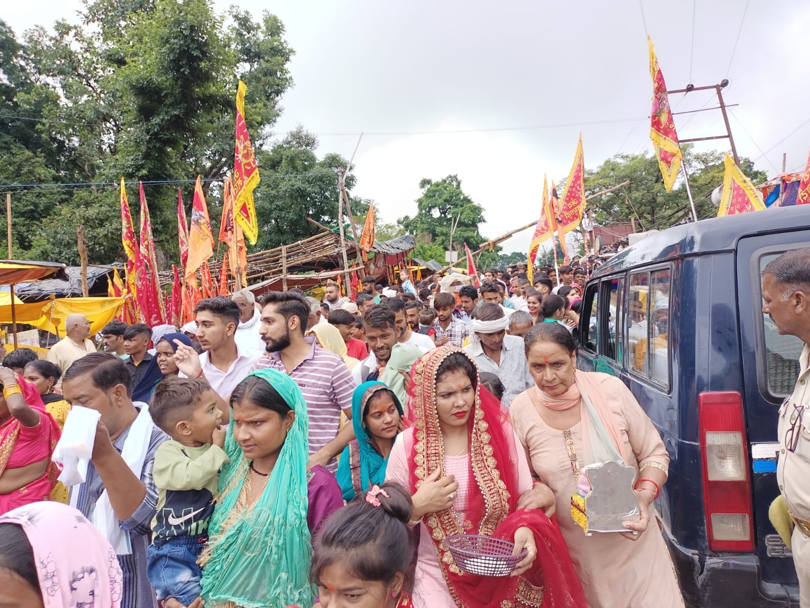 भूरा देव से माता शाकंभरी के दर्शनों को जाते श्रद्वालु