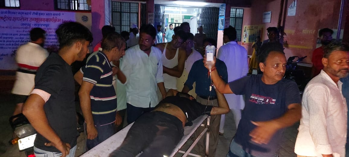बेहट में हादसे में घायलों का स्टेचर पर ही उपचार करते चिकित्सक बेहट में हादसे में घायलों का स्टेचर पर ही उपचार करते चिकित्सक