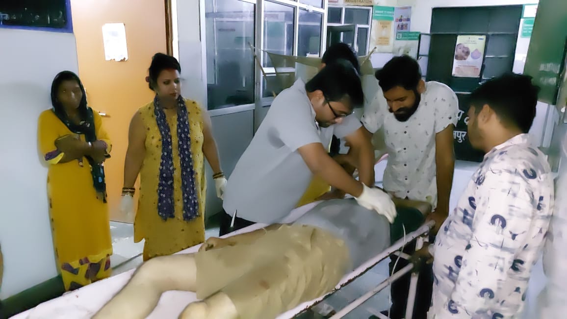 बेहट में हादसे में घायलों का स्टेचर पर ही उपचार करते चिकित्सक बेहट में हादसे में घायलों का स्टेचर पर ही उपचार करते चिकित्सक