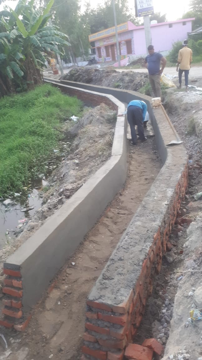 छुटमलपुर डीवाई मार्ग पर आबादी में बनाई जा रही नाली छुटमलपुर डीवाई मार्ग पर आबादी में बनाई जा रही नाली