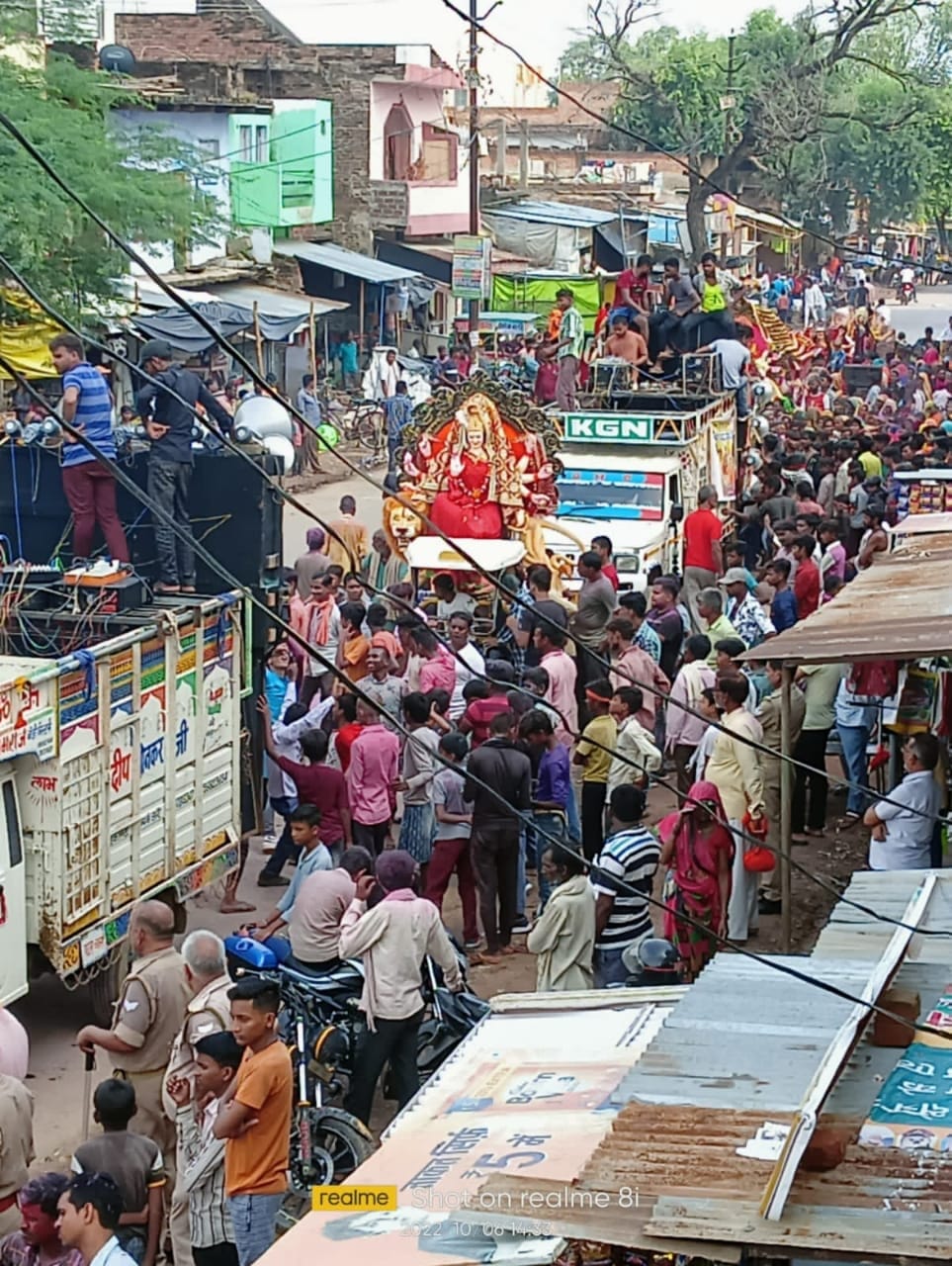 फोटो 06 बीएनडीपी 13- बदौसा में मूर्ति विसर्जन के दौरान उमड़ा हुजूम। संवाद